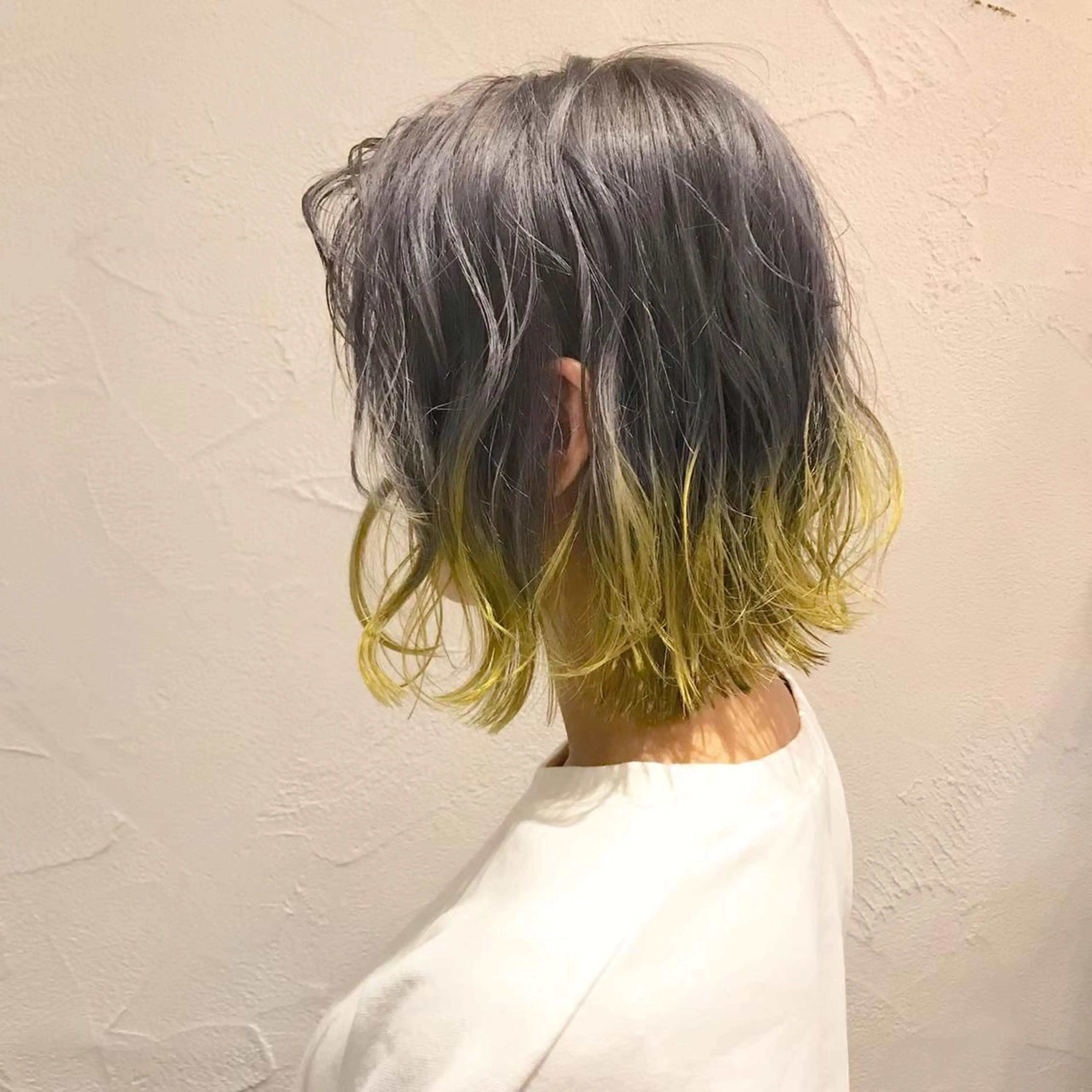 ミディアム カラー グレージュ イエローカラー 藤井 貴美子のヘアスタイル