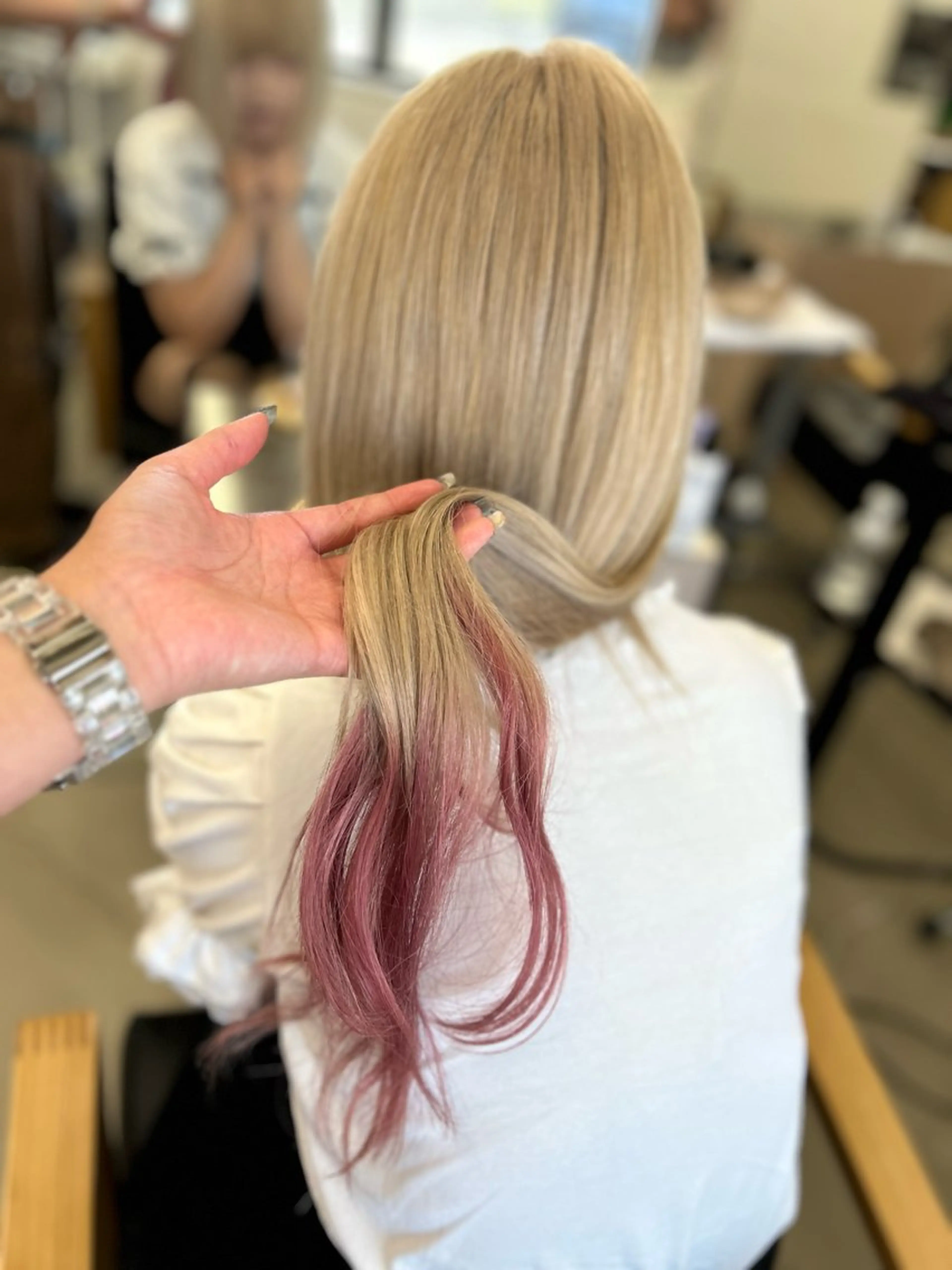 ロング カラー ベージュカラー ブリーチ デザインカラー ミルクティーベージュ ピンクカラー ヘアカラー noa  🦋 ブリーチ/暖色のヘアスタイル