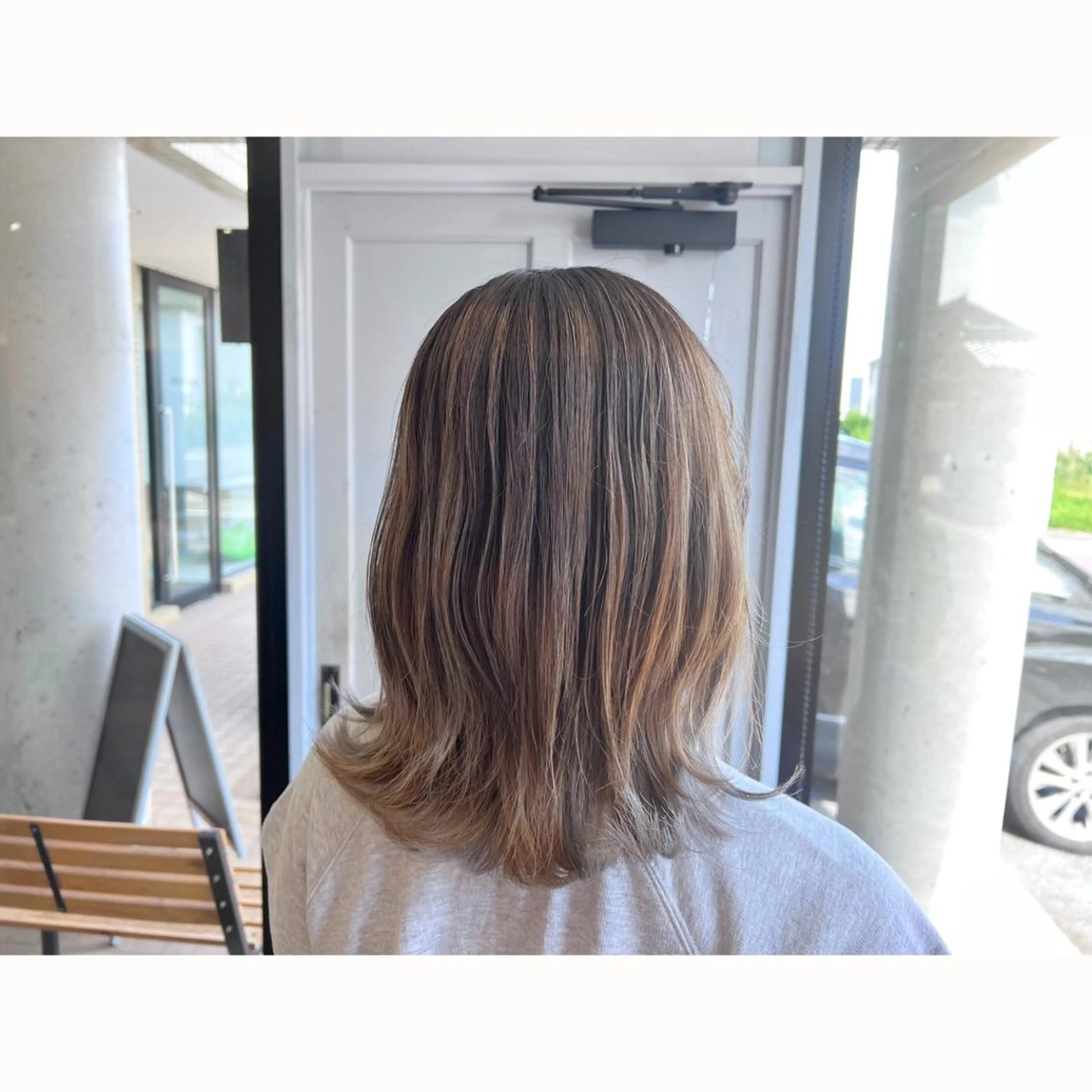 セミロング カラー バレイヤージュ ベージュカラー レイヤーカット ヘアカラー トリートメント ツキダテ ユイのヘアスタイル