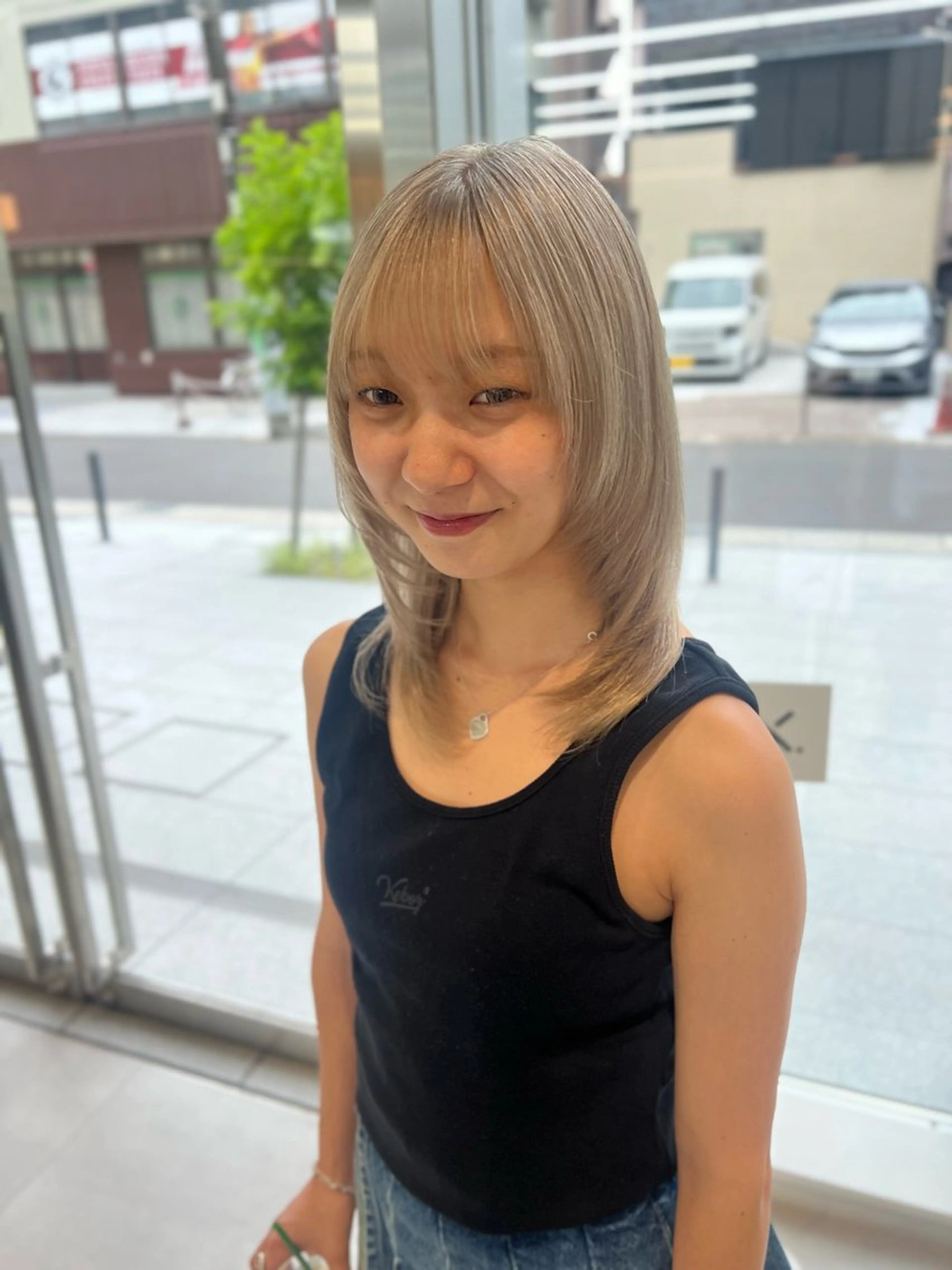 ミディアム カラー ブリーチ ブロンド グレージュ 顔周りカット レイヤーカット ヘアカラー トリートメント 吉沢遣人/レイヤー 艶カラー/抜け感のヘアスタイル