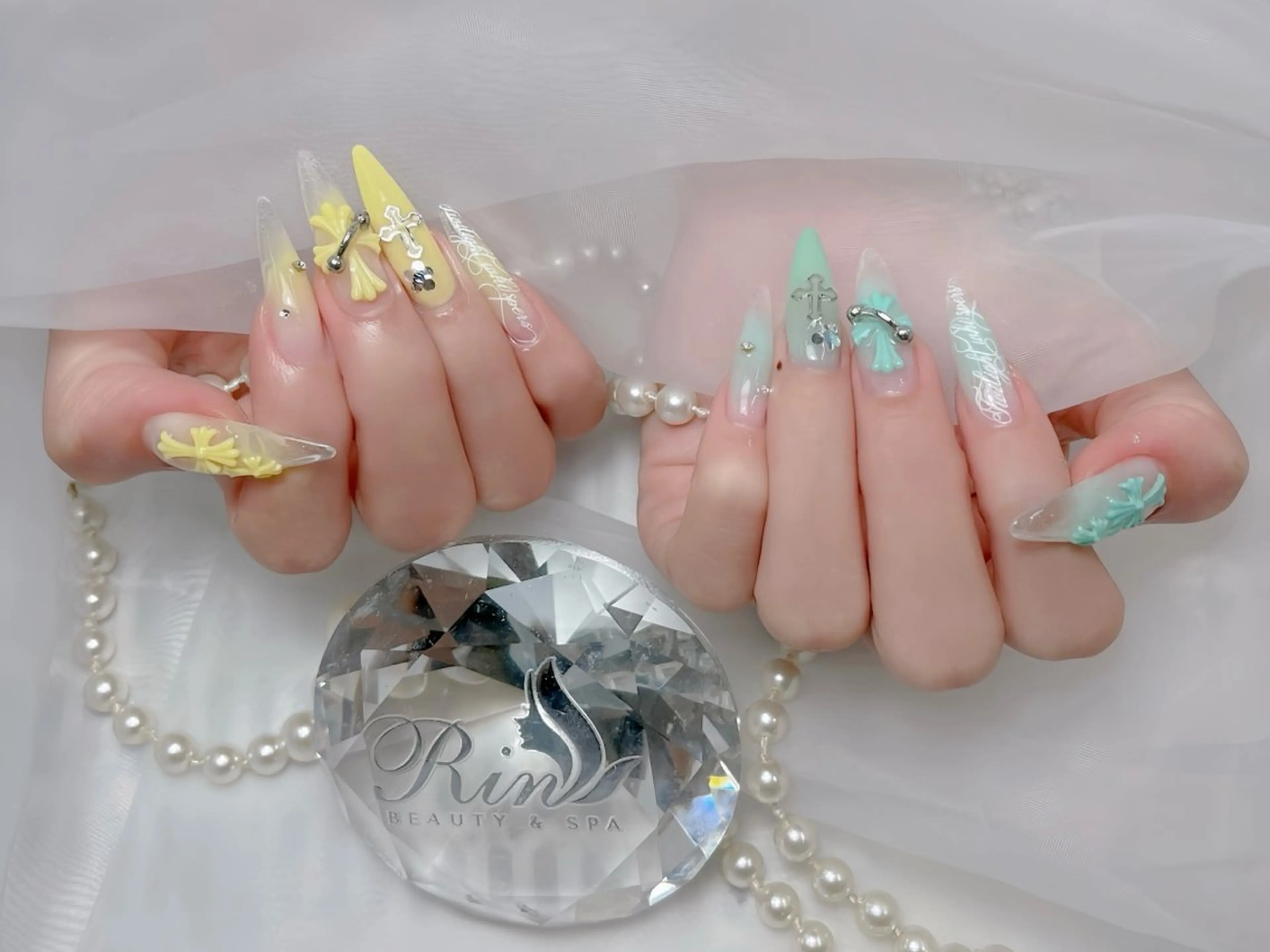 ネイル オーロラネイル ブラウン チークネイル フラッシュネイル フラワーネイル ハンドネイル Rin Nail 新大久保店のネイルデザイン