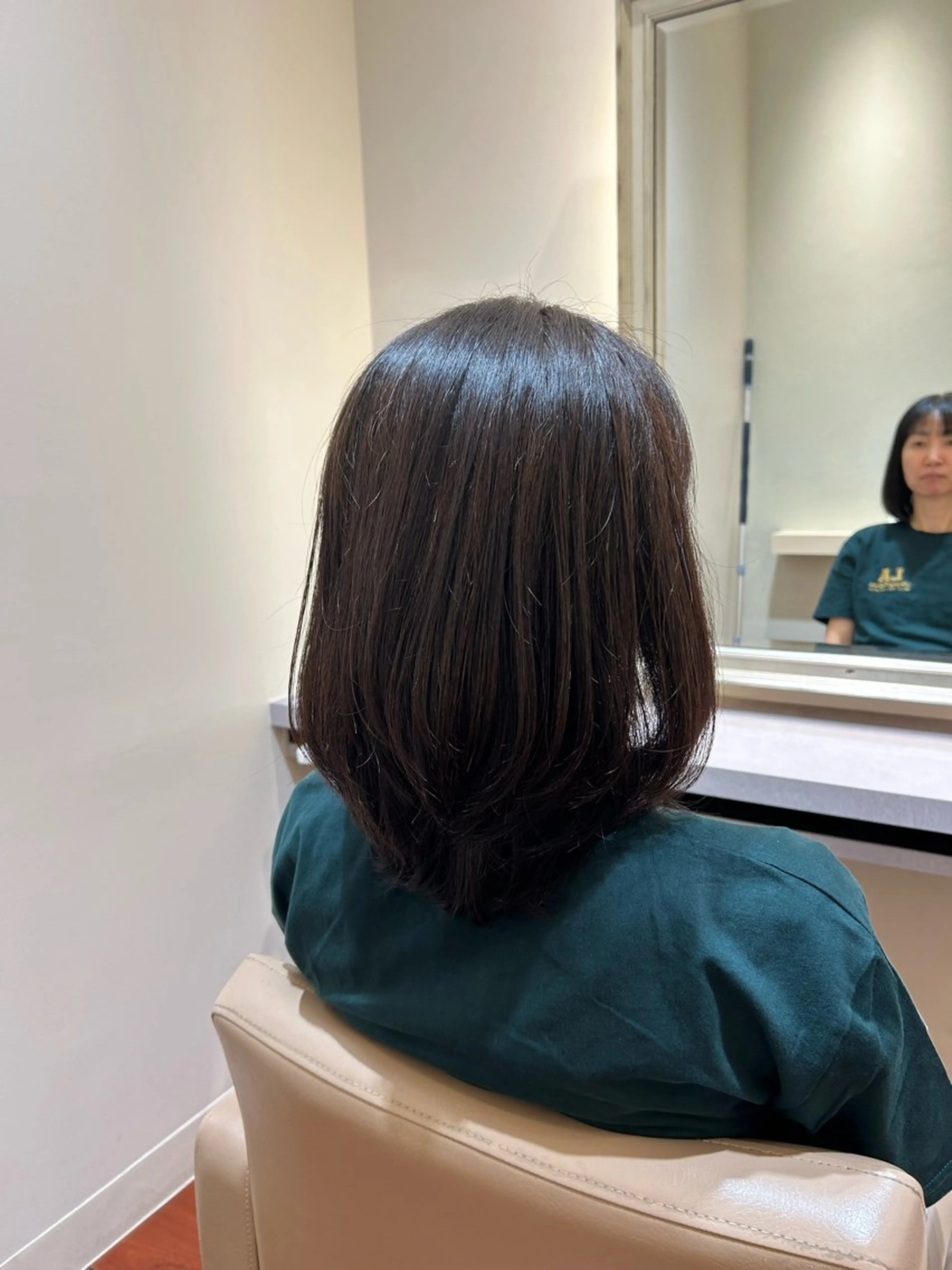 ミディアム 三富 陽菜のヘアスタイル