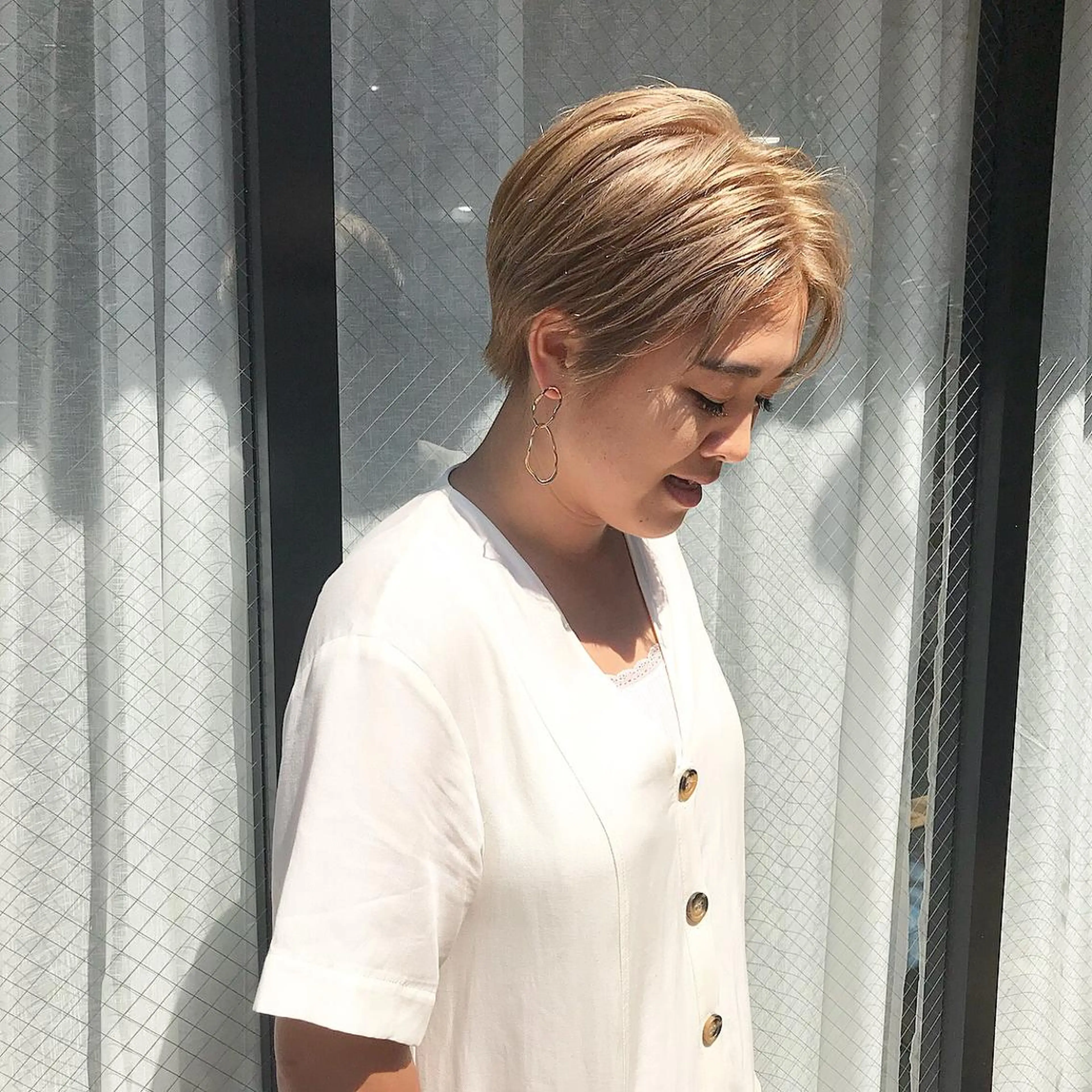 ショート カラー ベージュカラー ハイトーンカラー ハイトーンベージュ ヘアカラー トリートメント salowin梅田所属・レイヤー/顔周り /AKARIのヘアスタイル