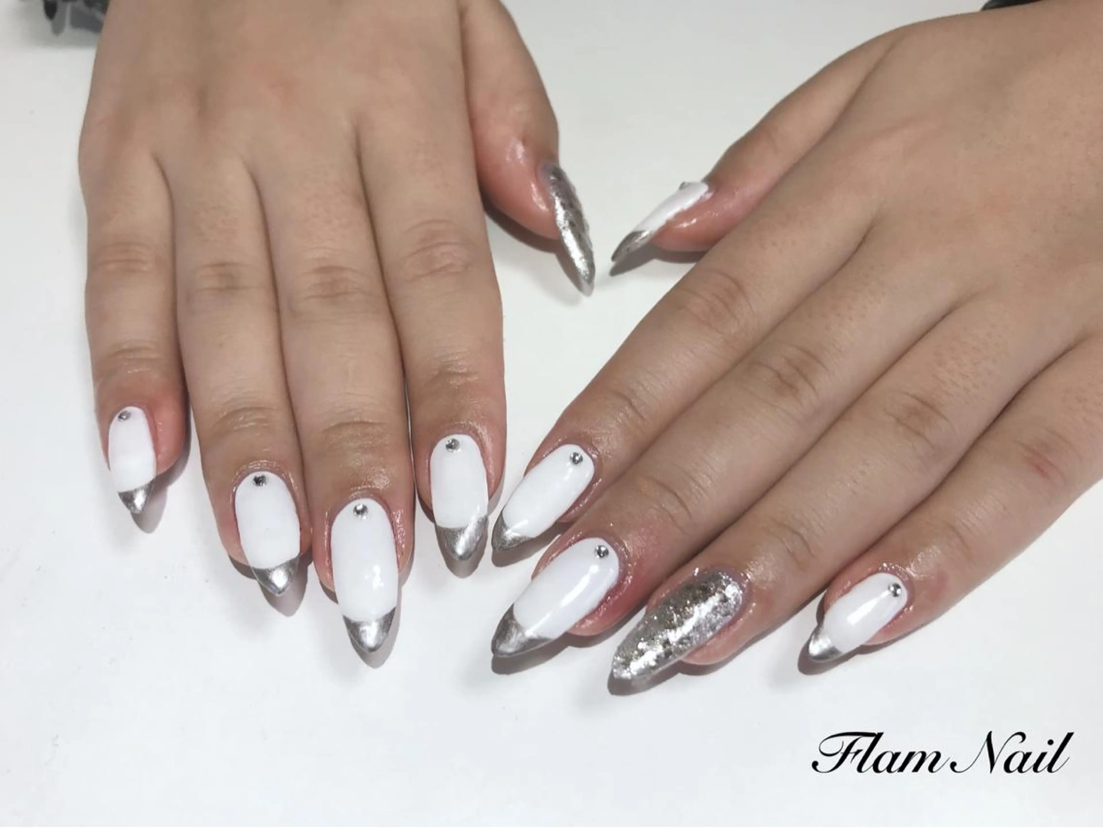 ネイル ミラーネイル シルバー ホワイト Flam Nailのネイルデザイン