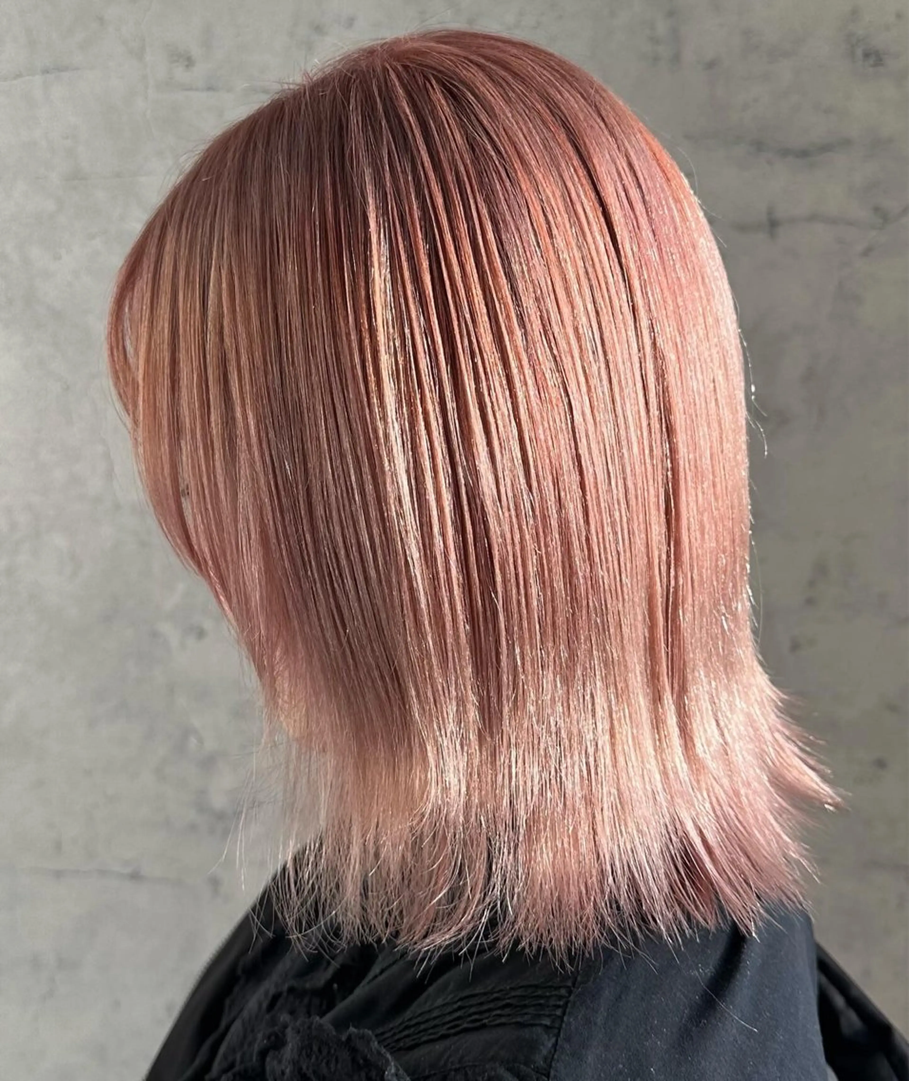 ミディアム カラー ピンクカラー 飯田 冴のヘアスタイル