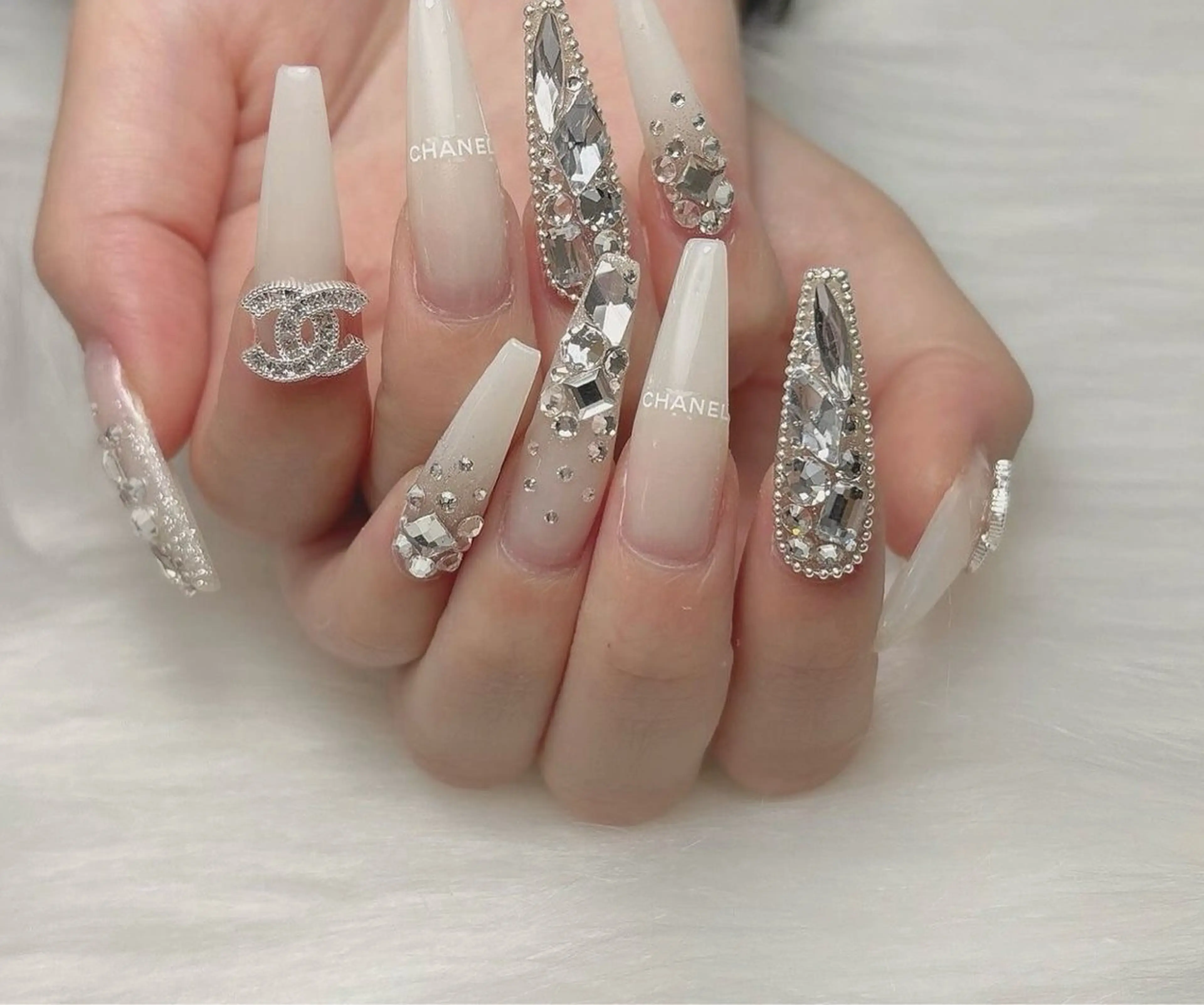 ネイル オーロラネイル チークネイル 長さ出し フットネイル フレンチネイル ハンドネイル Lee Nailsのネイルデザイン