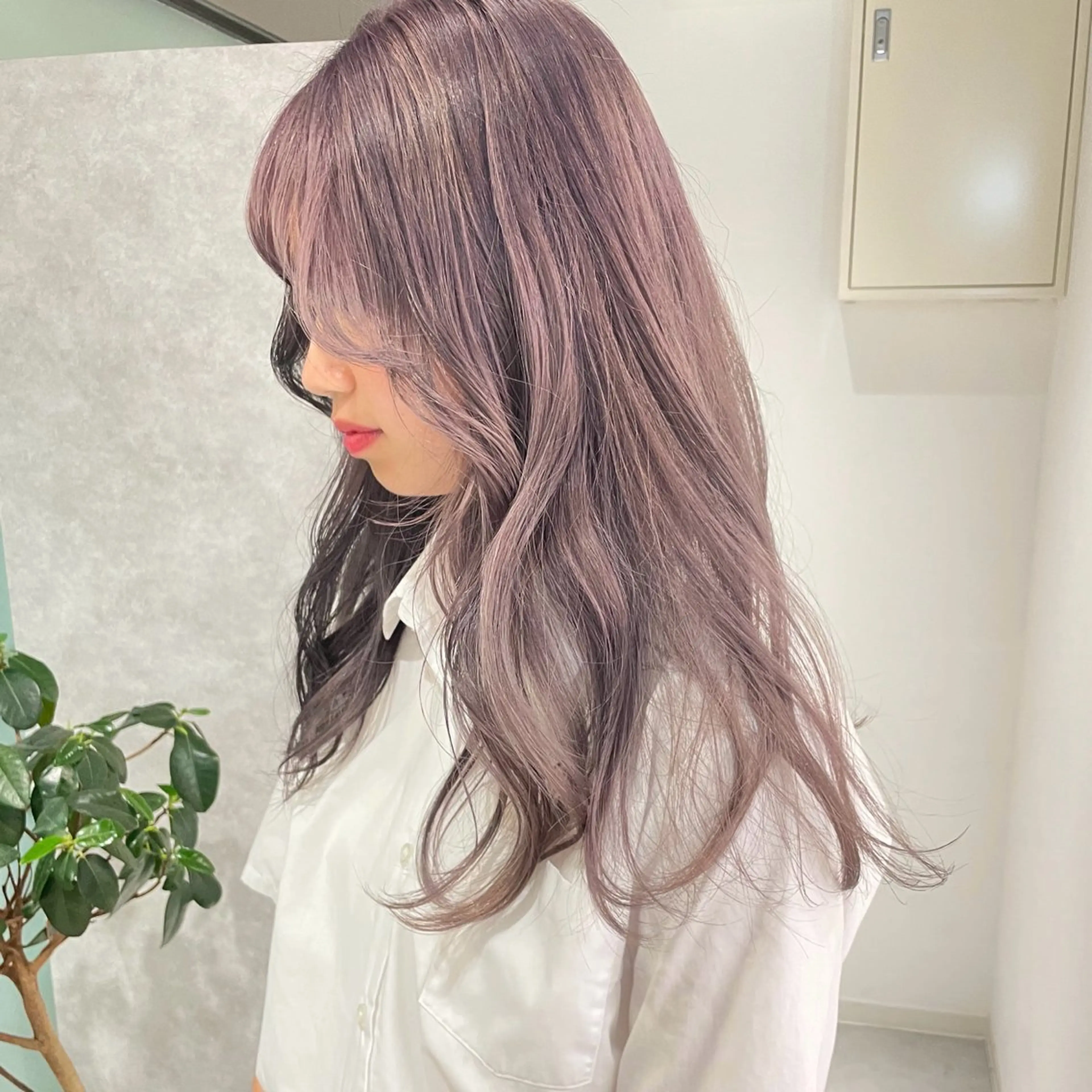 ロング カラー ベージュカラー ブリーチ ラベンダーカラー ラベンダーベージュ ヘアカラー ダブルカラー,透け カラーHINARIのヘアスタイル