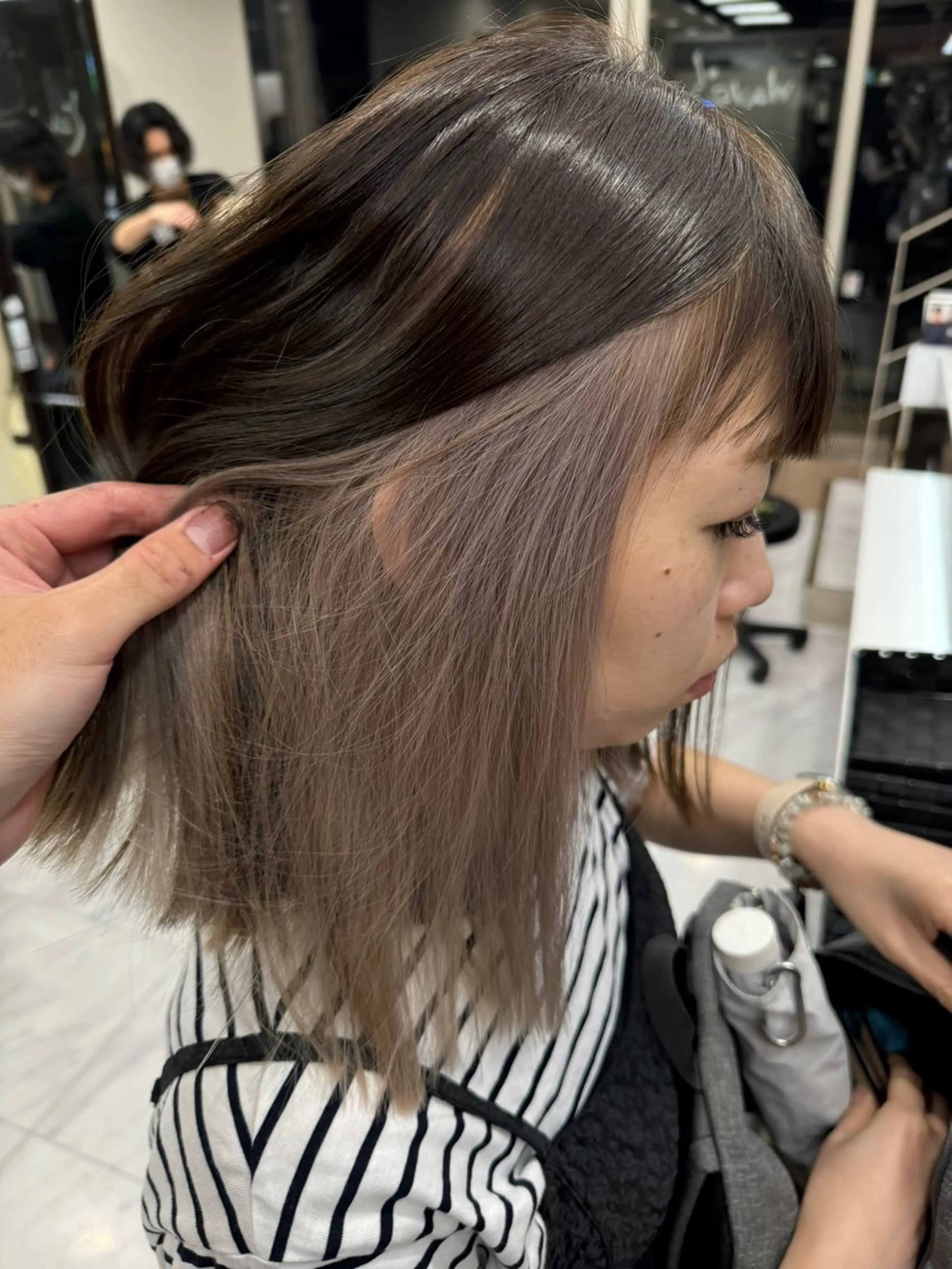 ミディアム カラー ヘアアレンジ 切りっぱなしボブ アッシュ アッシュブラウン ミストバング ブリーチ カット ヘアカラー トリートメント 目黒 碧人のヘアスタイル