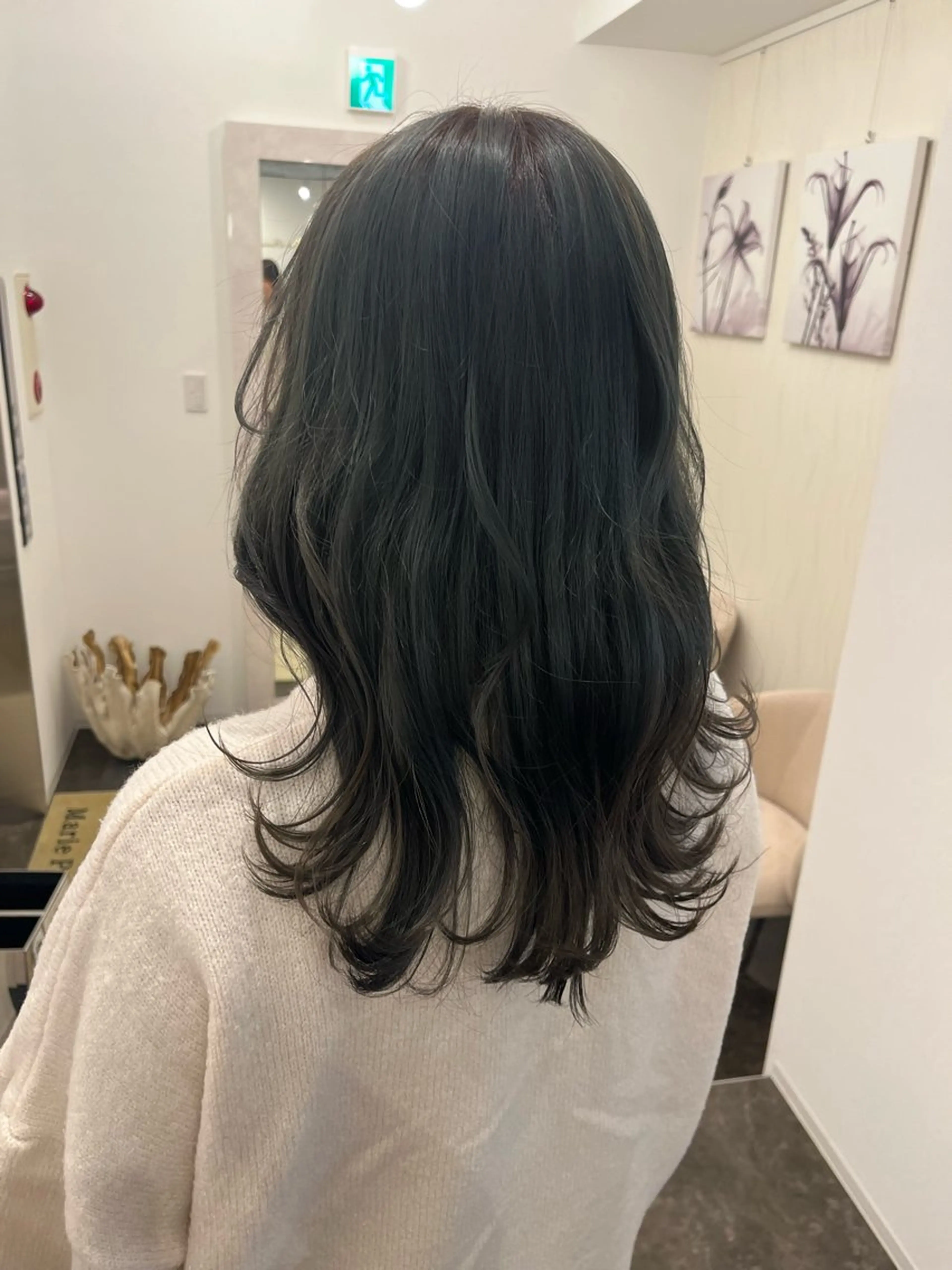 ロング カラー ブリーチ 透明感カラー グレージュ オリーブグレージュ オリーブグレー 山田 知佳のヘアスタイル