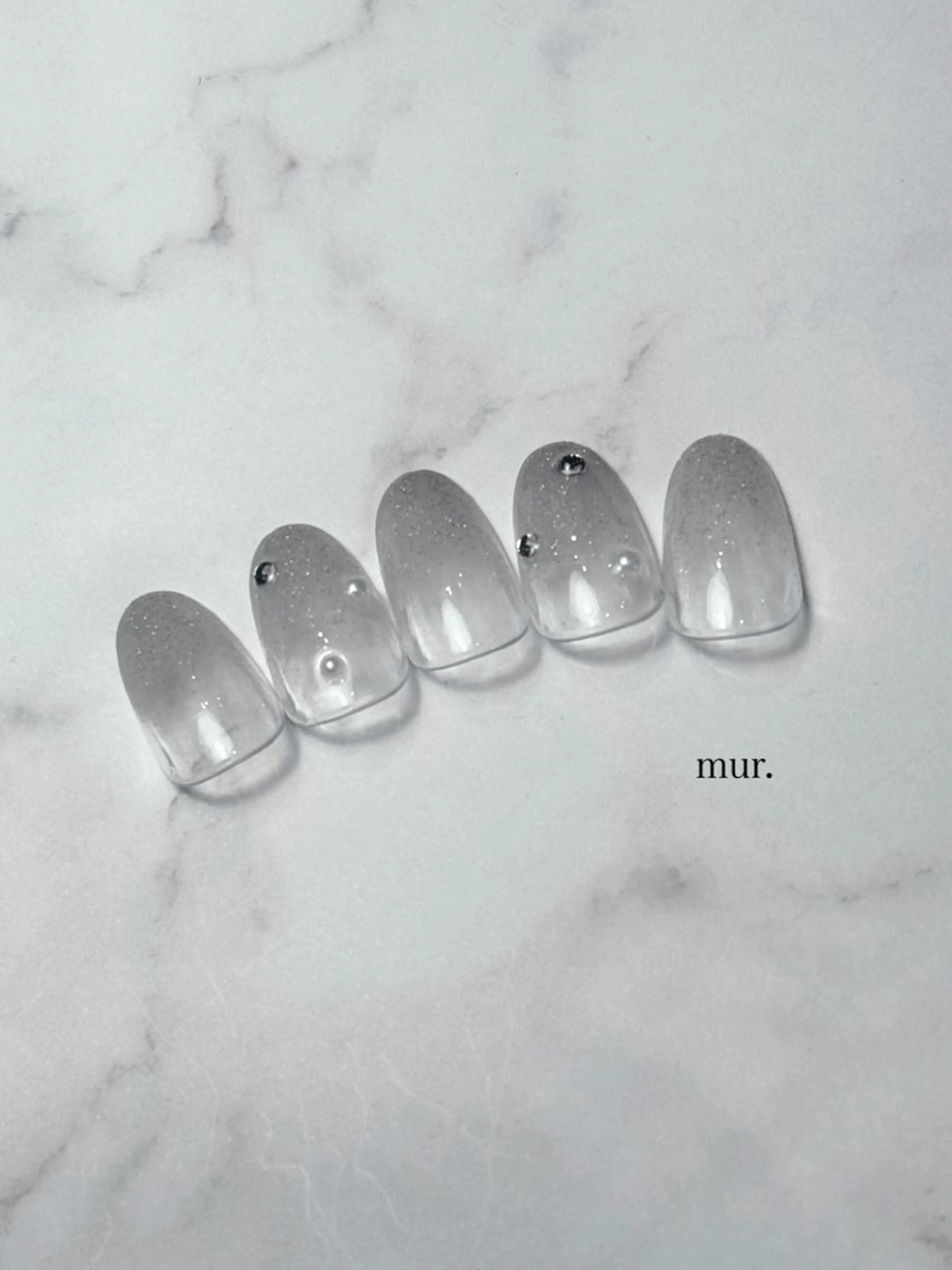 ネイル グラデーション ラメ(グリッター) ラメグラデーション シルバー ストーンネイル ハンドネイル mur. harukaのネイルデザイン