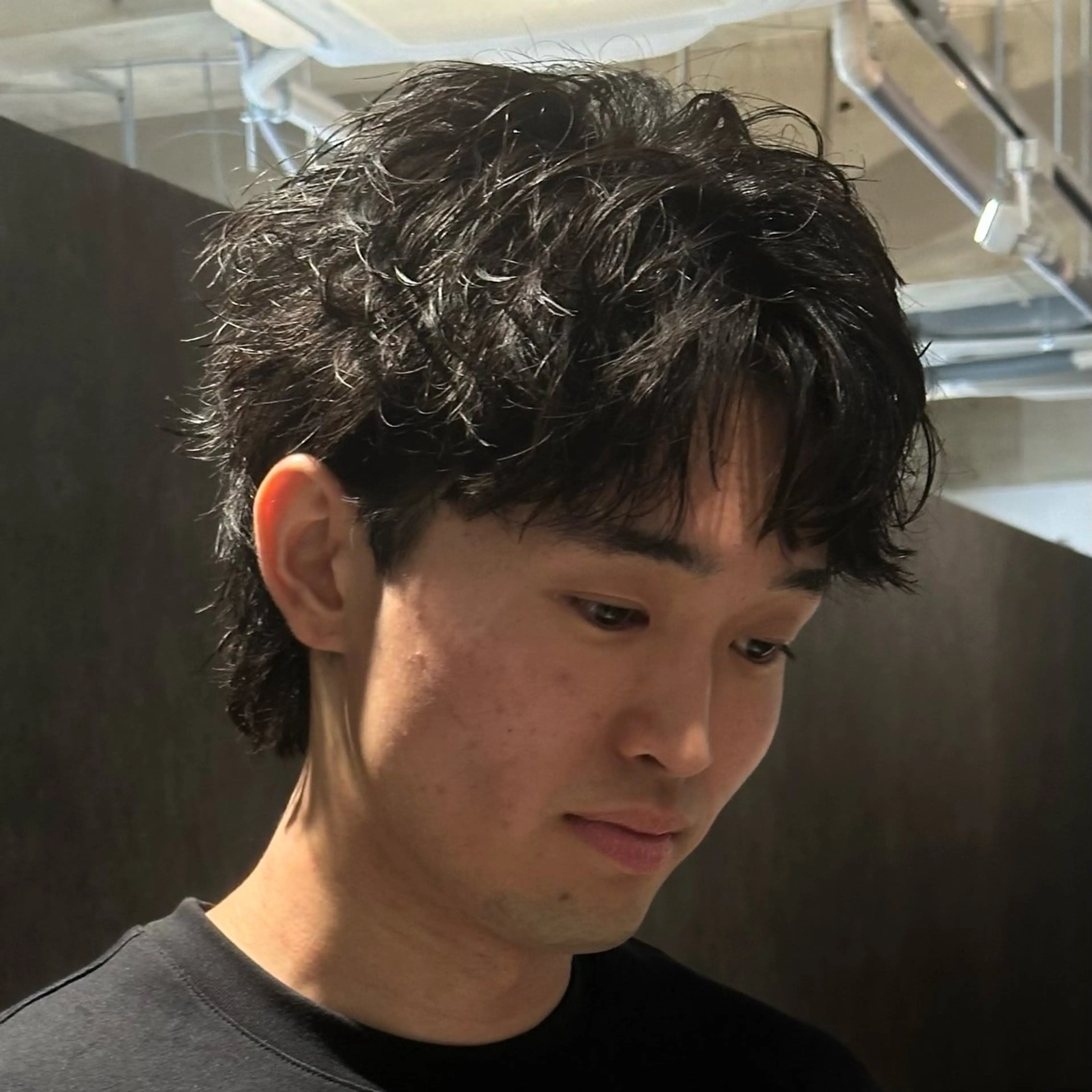 ミディアム パーマ メンズ ミディアムパーマ メンズブリーチ センターパート フェードカット フェザーパーマ 金山駅前メンズカット モデル募集 青島永透のヘアスタイル