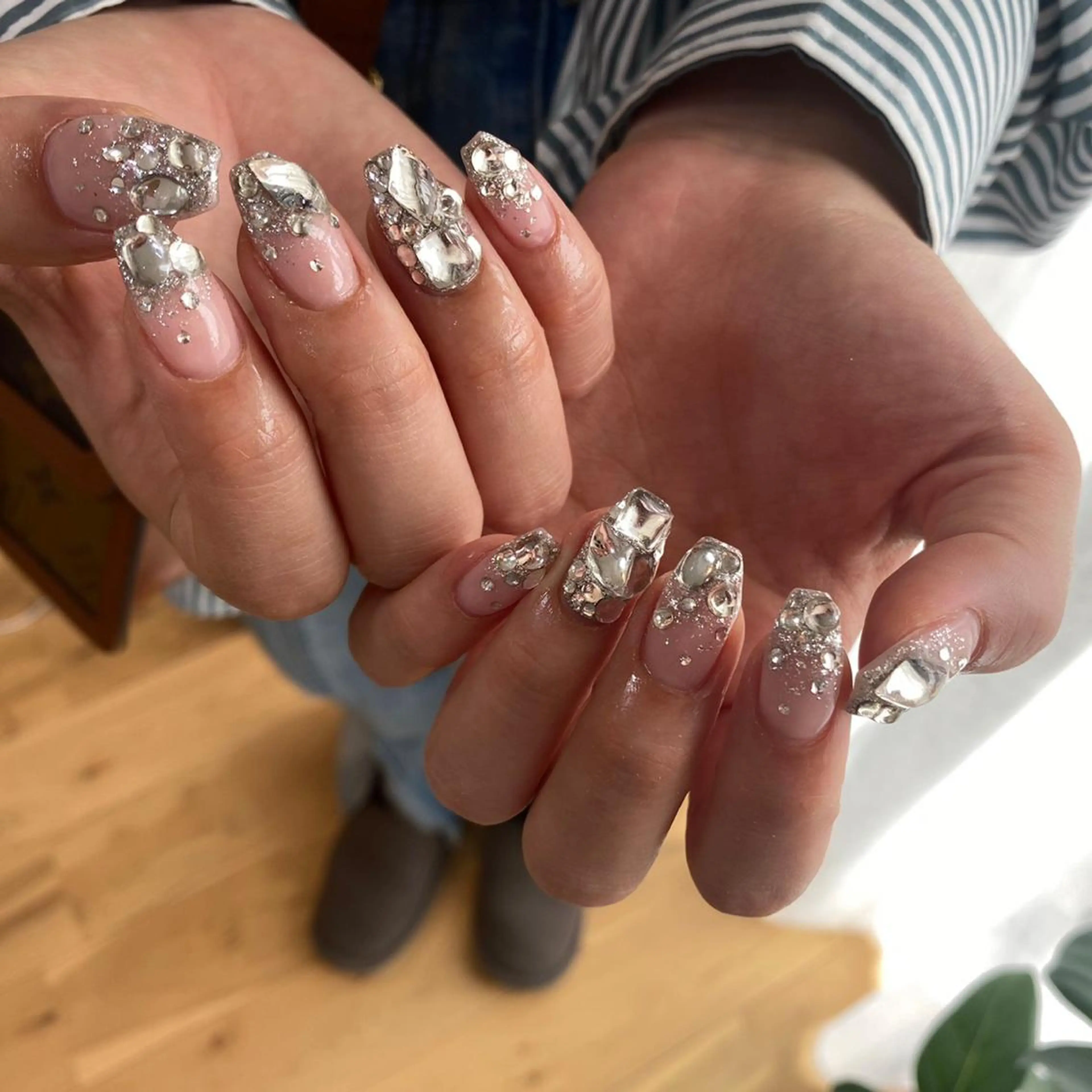 ネイル キラキラネイル 【やり放題専門店】 スカルプ＆長さ出しのネイルデザイン