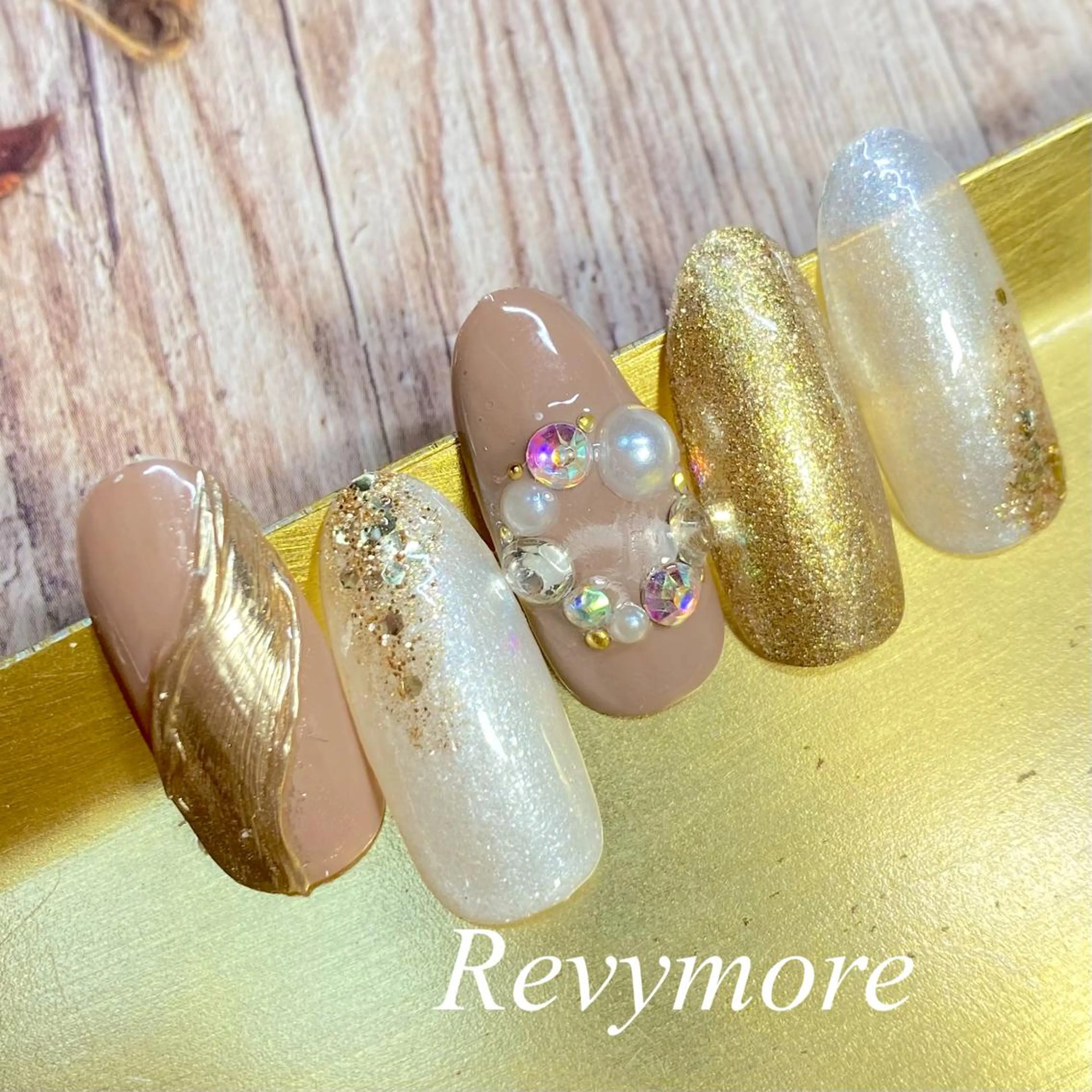 ミディアム ネイル クリスマス ジェルネイル ゴールド ニュアンスネイル オフィスネイル nail salon Revymoreのネイルデザイン