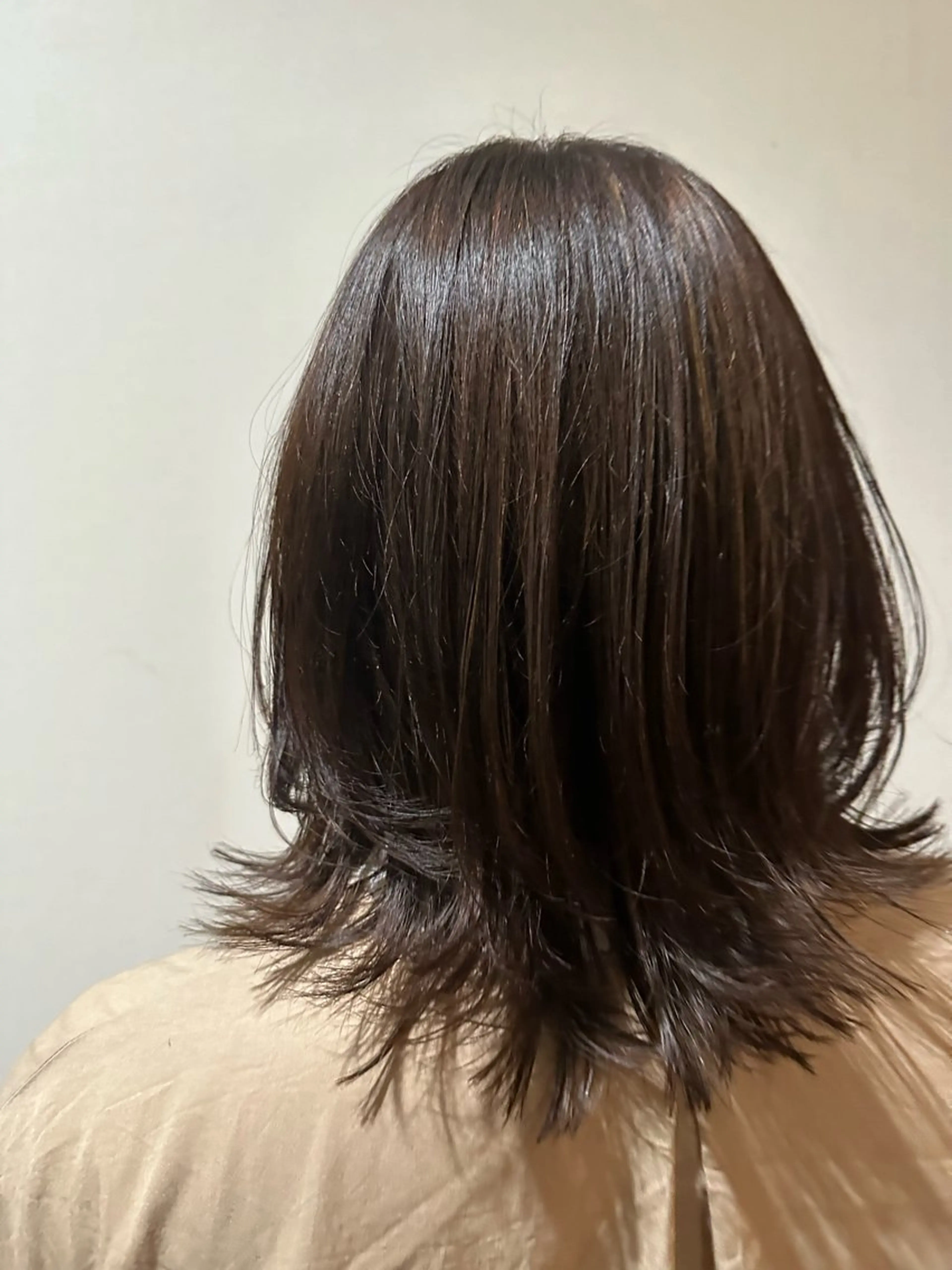 ミディアム カラー ベージュカラー ハイライトカラー オリーブベージュ ハイライト レイヤーカット 相澤 茉澄のマツエク・マツパデザイン