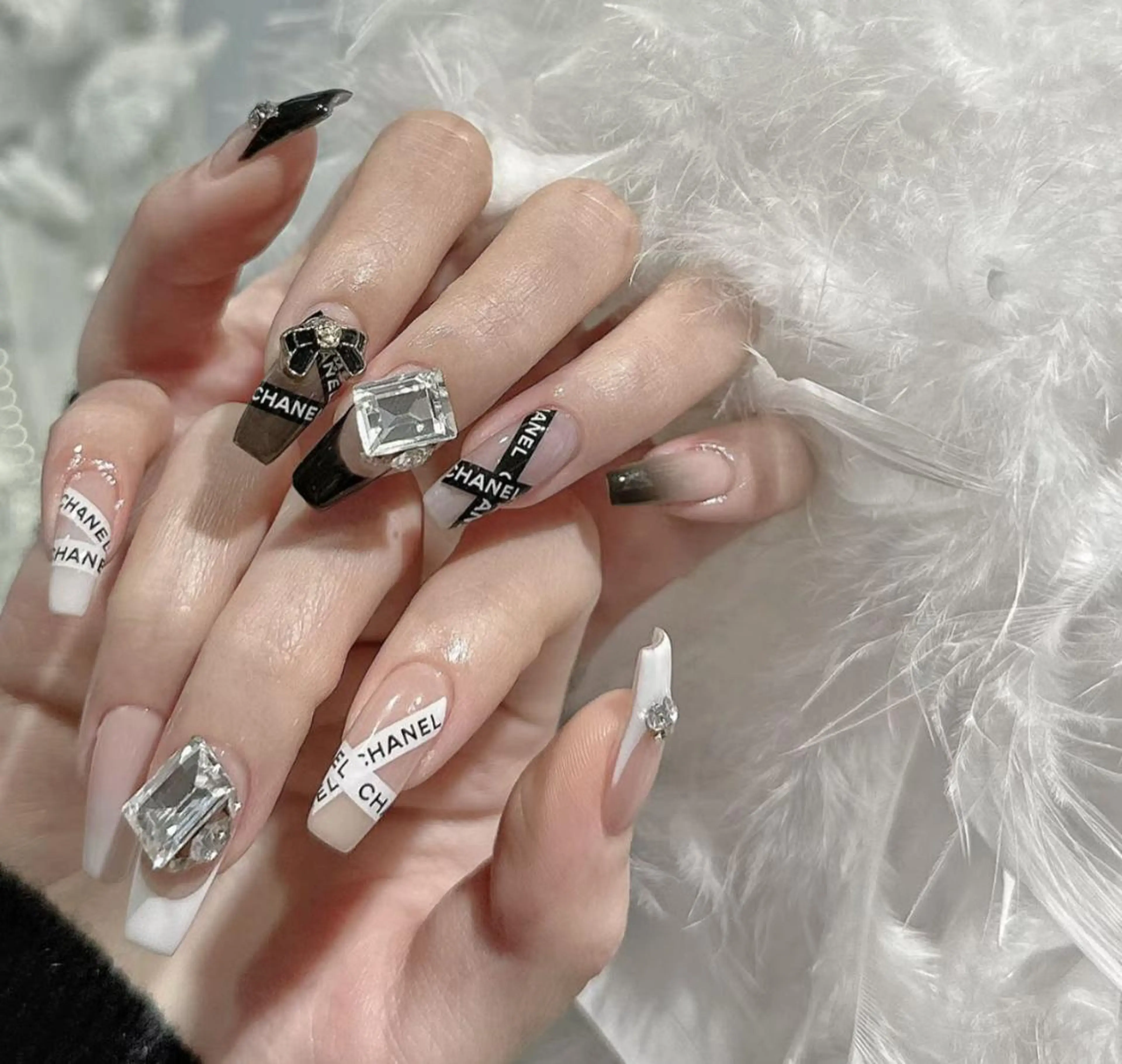 ネイル アートネイル 長さ出し ネイルチップ Queens ゲンのネイルデザイン