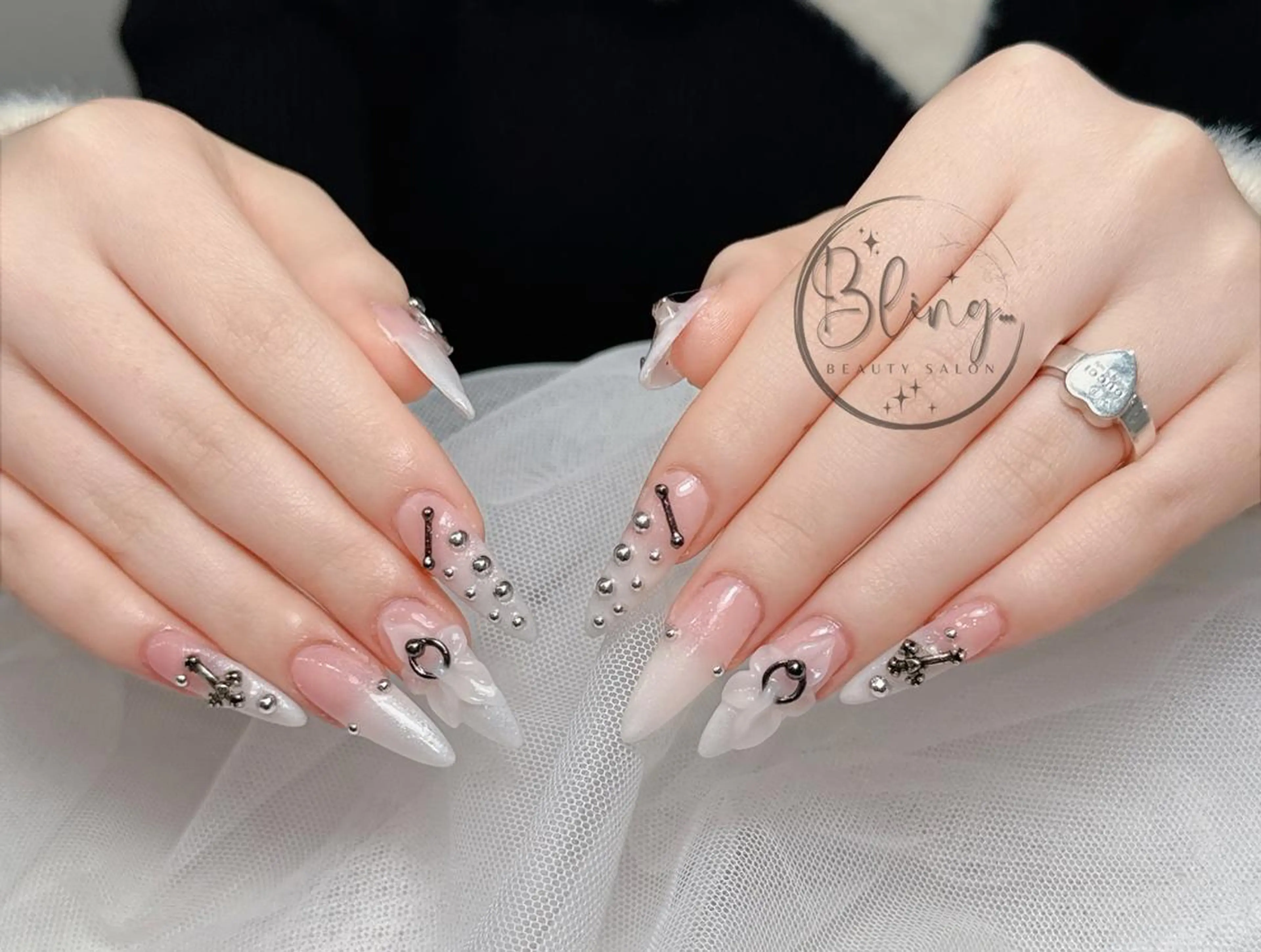 ロング 韓国風ヘア ハンドネイル 波 なみのネイルデザイン