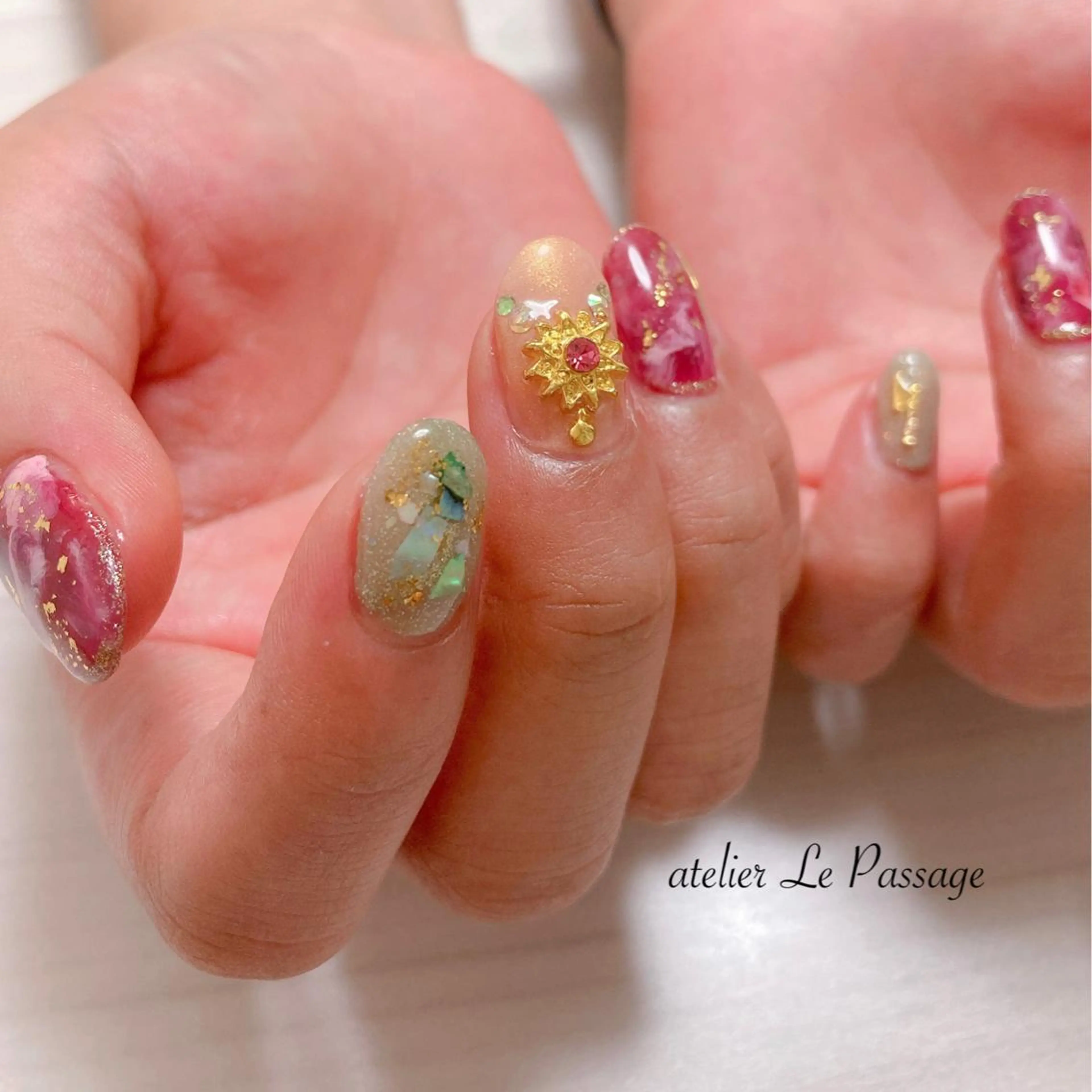 ネイル ジェルネイル キラキラネイル ニュアンスネイル オフィスネイル パラジェル Atelier Le Passage所属・h nakatsukaのネイルデザイン