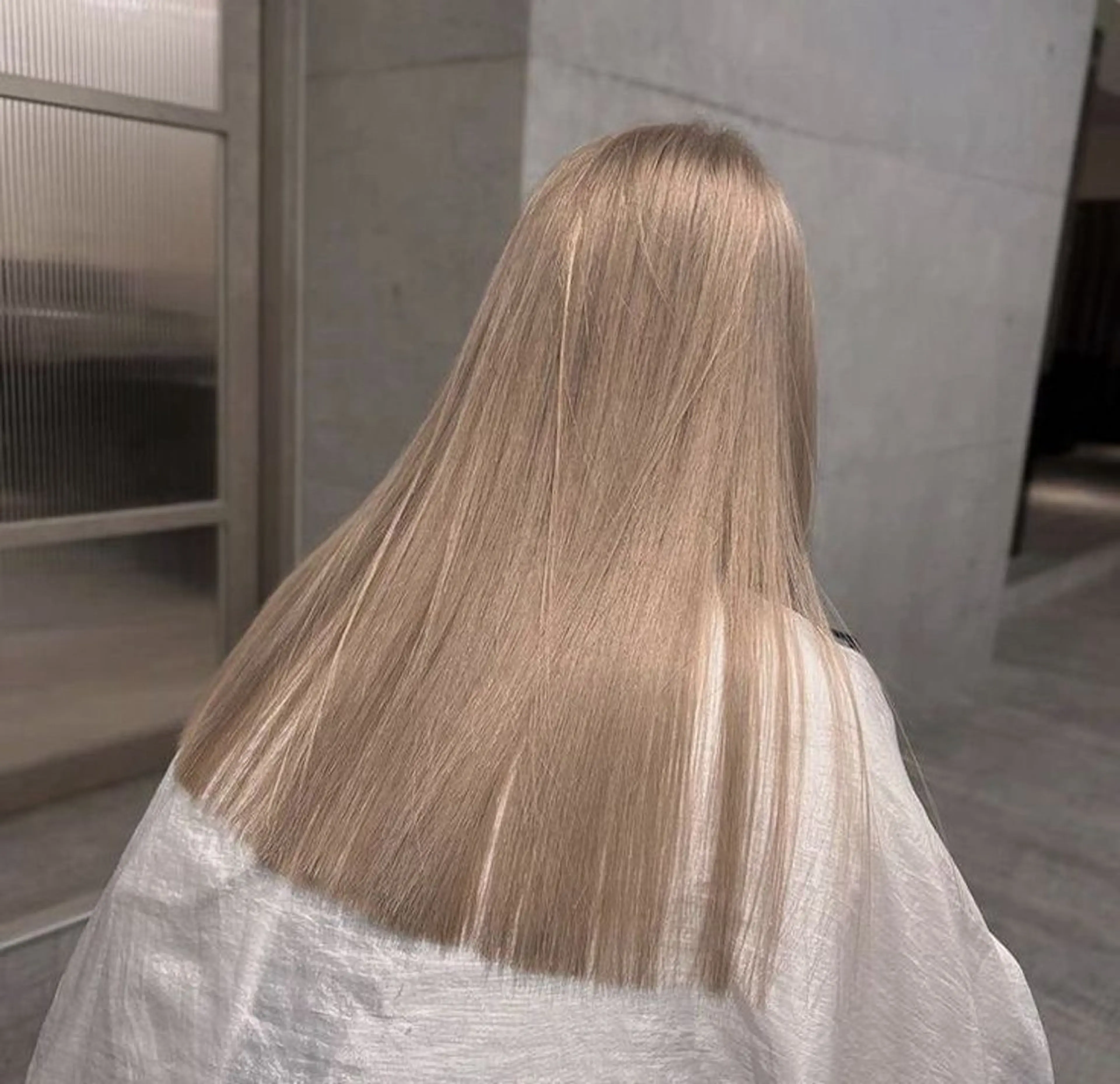 ロング カラー ベージュカラー ブリーチ サキ🤍ハイトーン 🩰くびれ巻きヘアのヘアスタイル