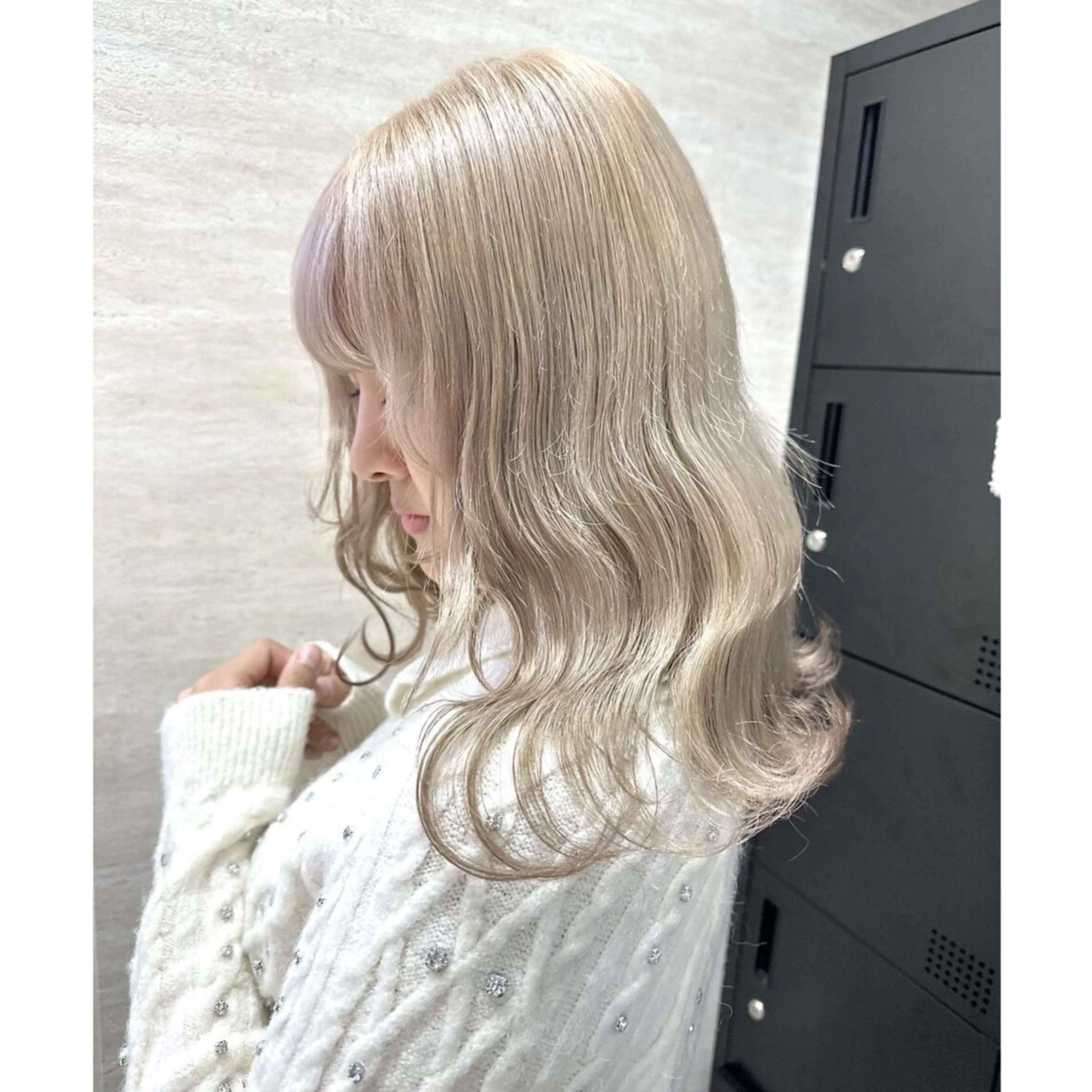 セミロング カラー ブリーチ ハイトーンカラー 🐈‍⬛momo🐾 ダブルカラーのヘアスタイル