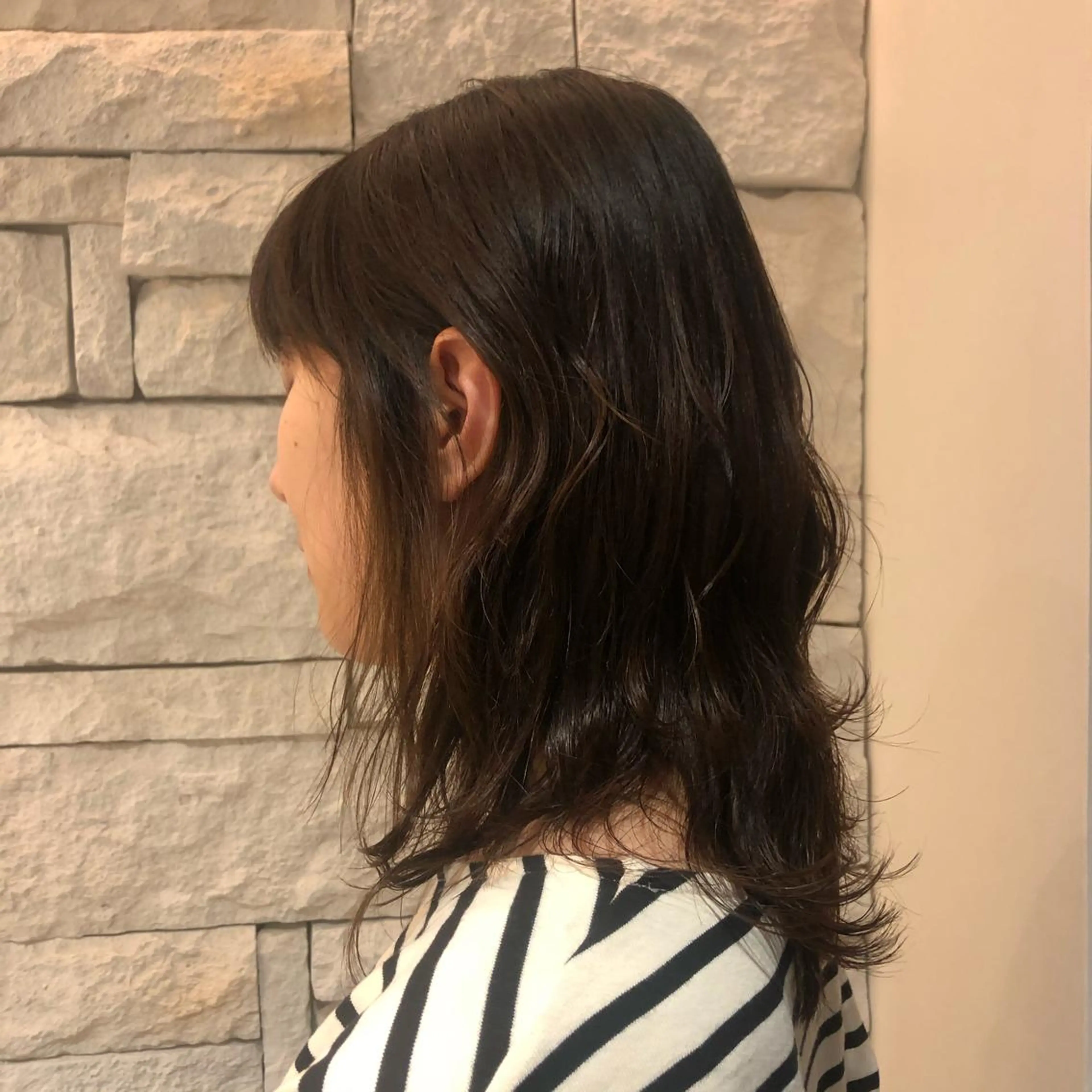 ミディアム カラー レイヤーカット✖️ 柔らかベージュカラーのヘアスタイル
