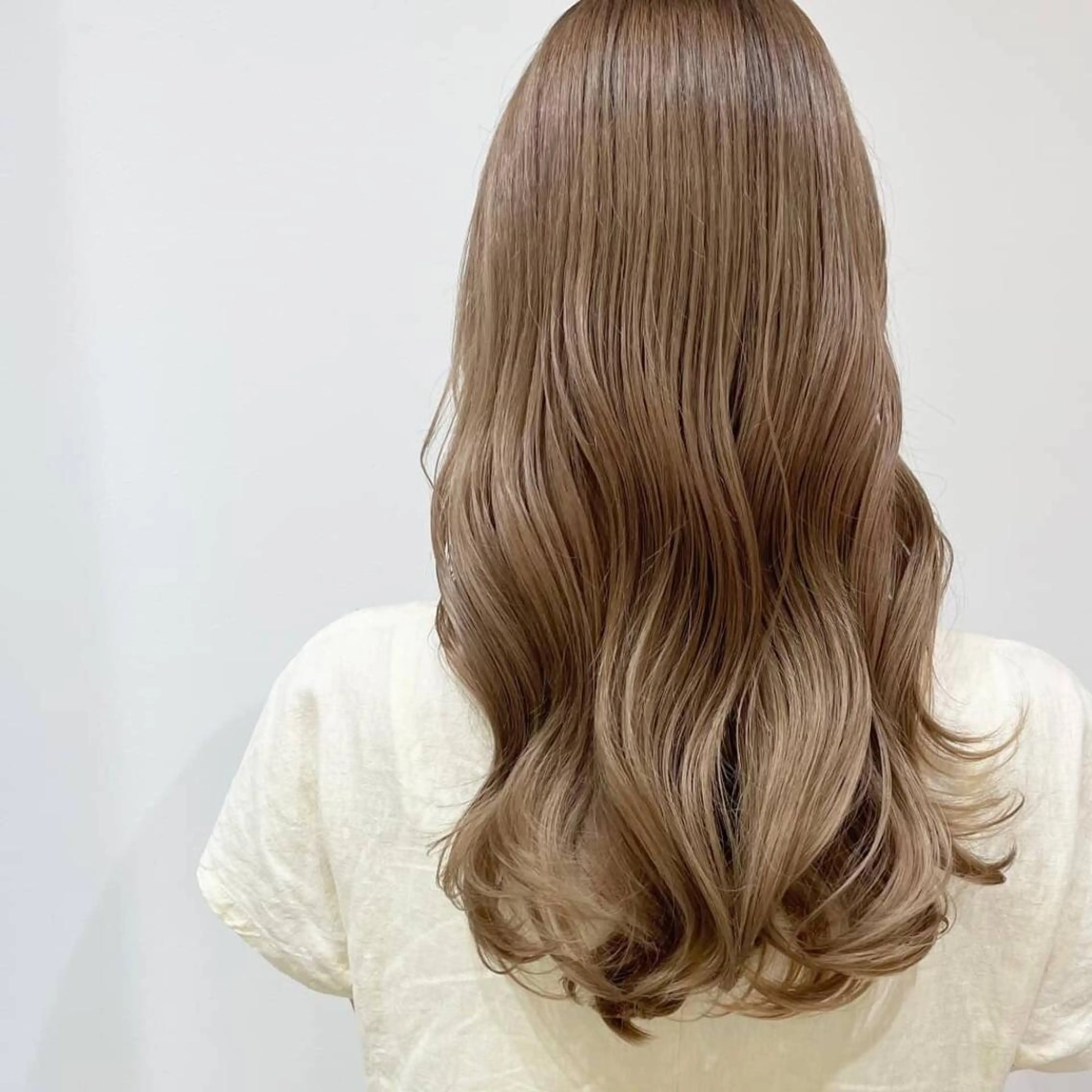 ロング カラー パーマ ヘアアレンジ ベージュカラー イルミナカラー オリーブベージュ ヨシンモリ ムルギョル巻き newi saLyu ネウィ　サリューのヘアスタイル