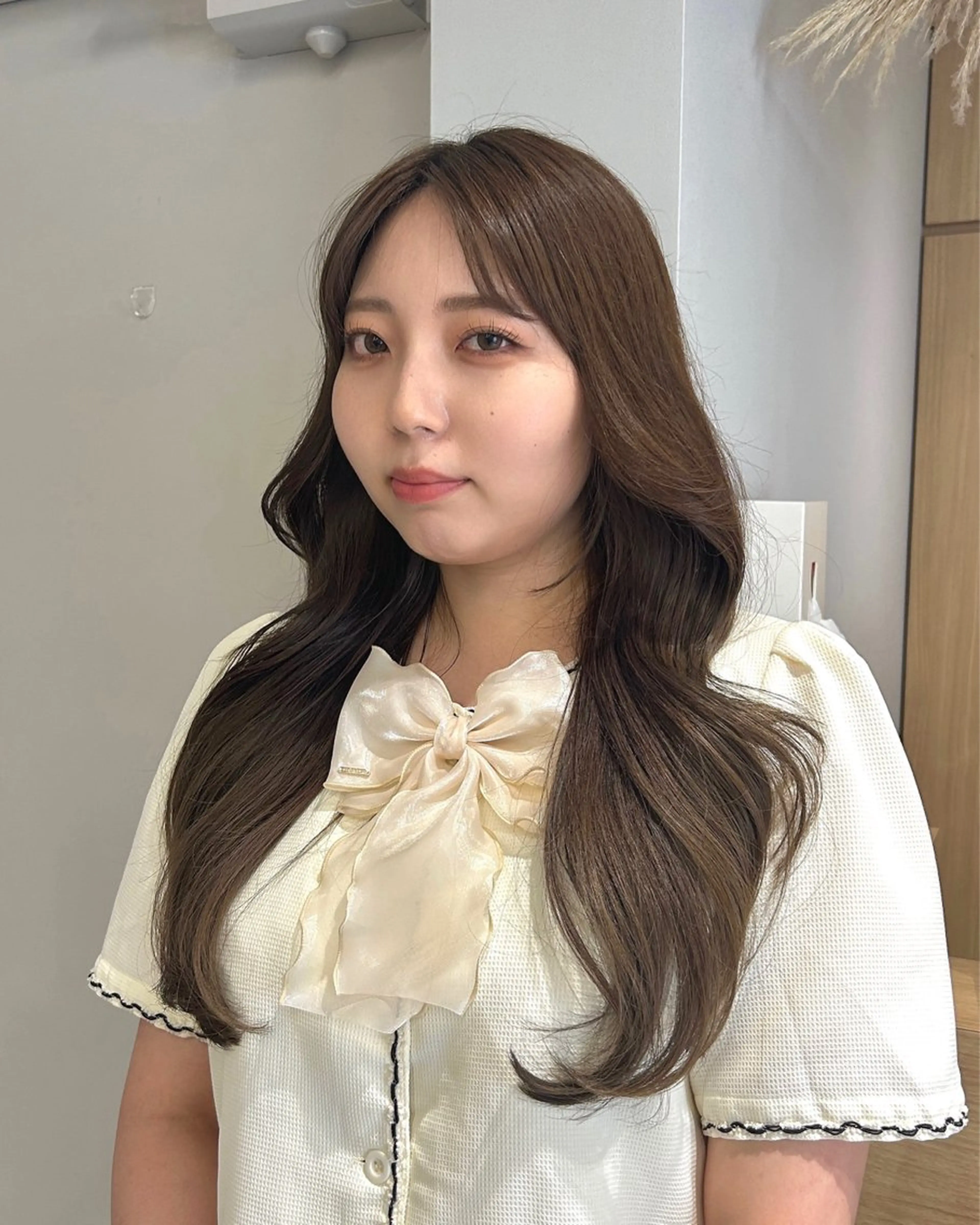 ロング カラー ベージュカラー フォギーベージュ くびれヘア 韓国風ヘア 韓国ヘア×レイヤー カット/上田丈也のヘアスタイル