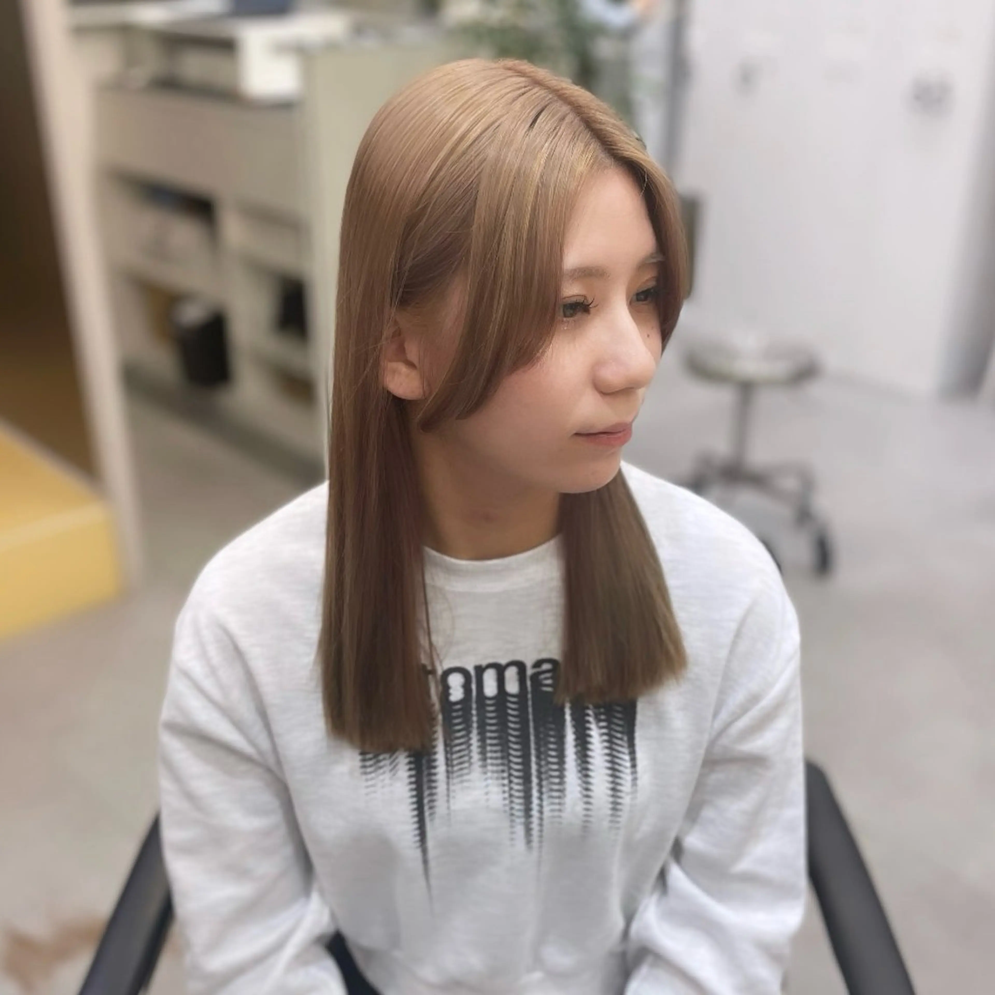 セミロング カラー ベージュカラー ブリーチ ケアブリーチ ハイトーンカラー ミルクティーベージュ カット ヘアカラー Rui/透明感カラー 暖色/レイヤーカットのヘアスタイル