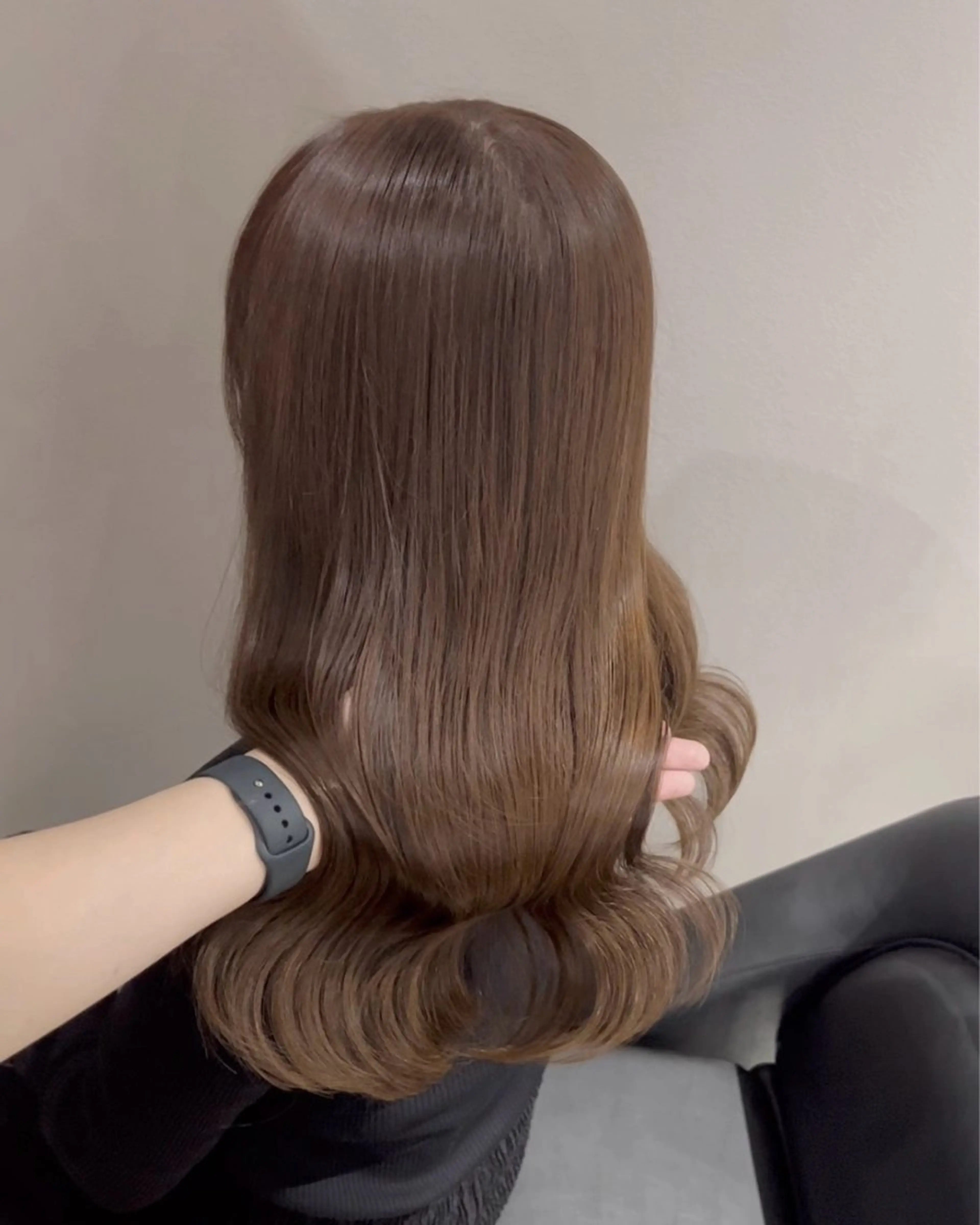 セミロング カラー パーマ アッシュ アッシュグレー アッシュグレージュ ベージュカラー ブリーチ カット ヘアカラー トリートメント akira｜ 透明感ベージュ｜梅田のヘアスタイル