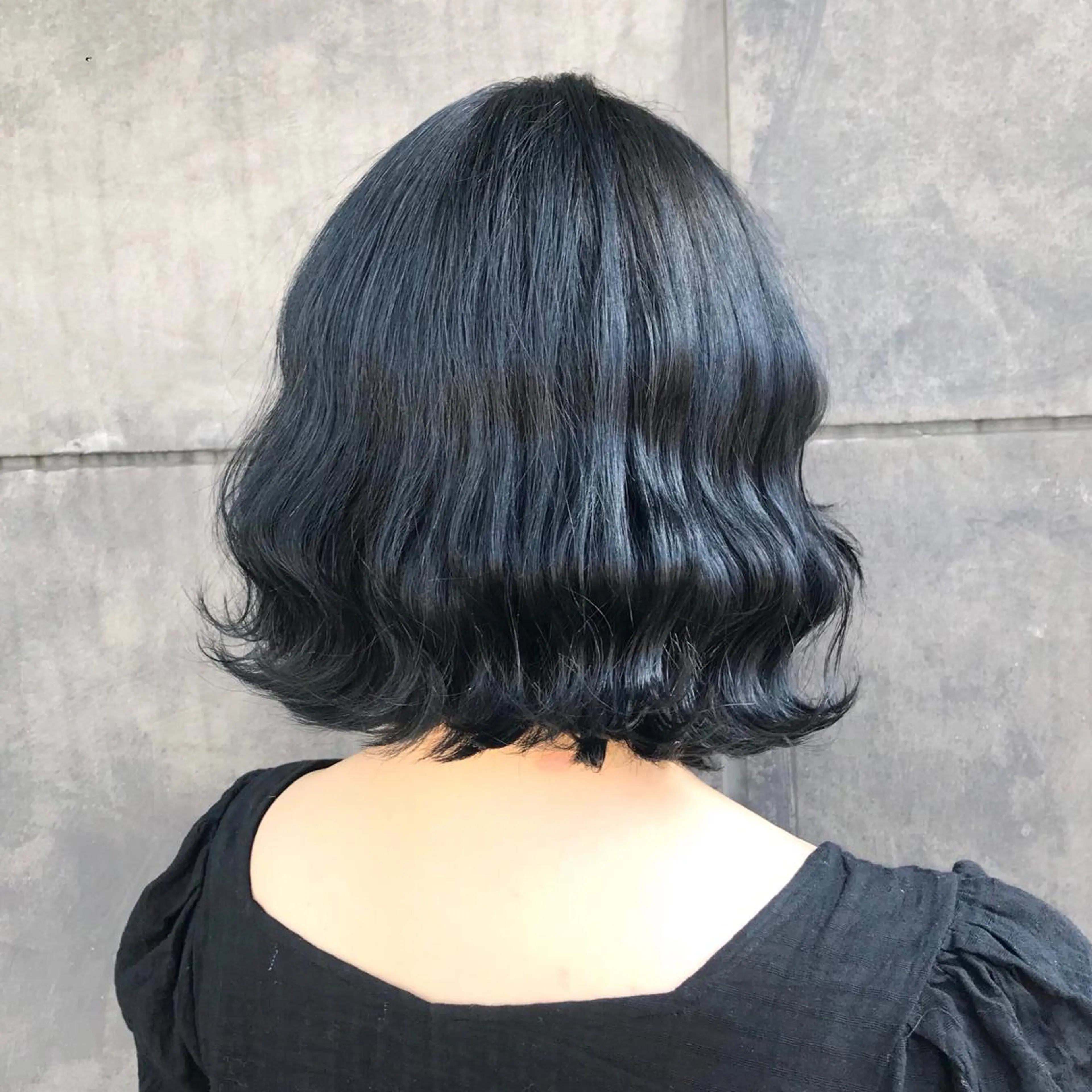 ショート カラー ブリーチ ブルーカラー ネイビーカラー タンバルモリ ムルギョル巻き K-POP好き美容師 🇰🇷Kai.Yのヘアスタイル