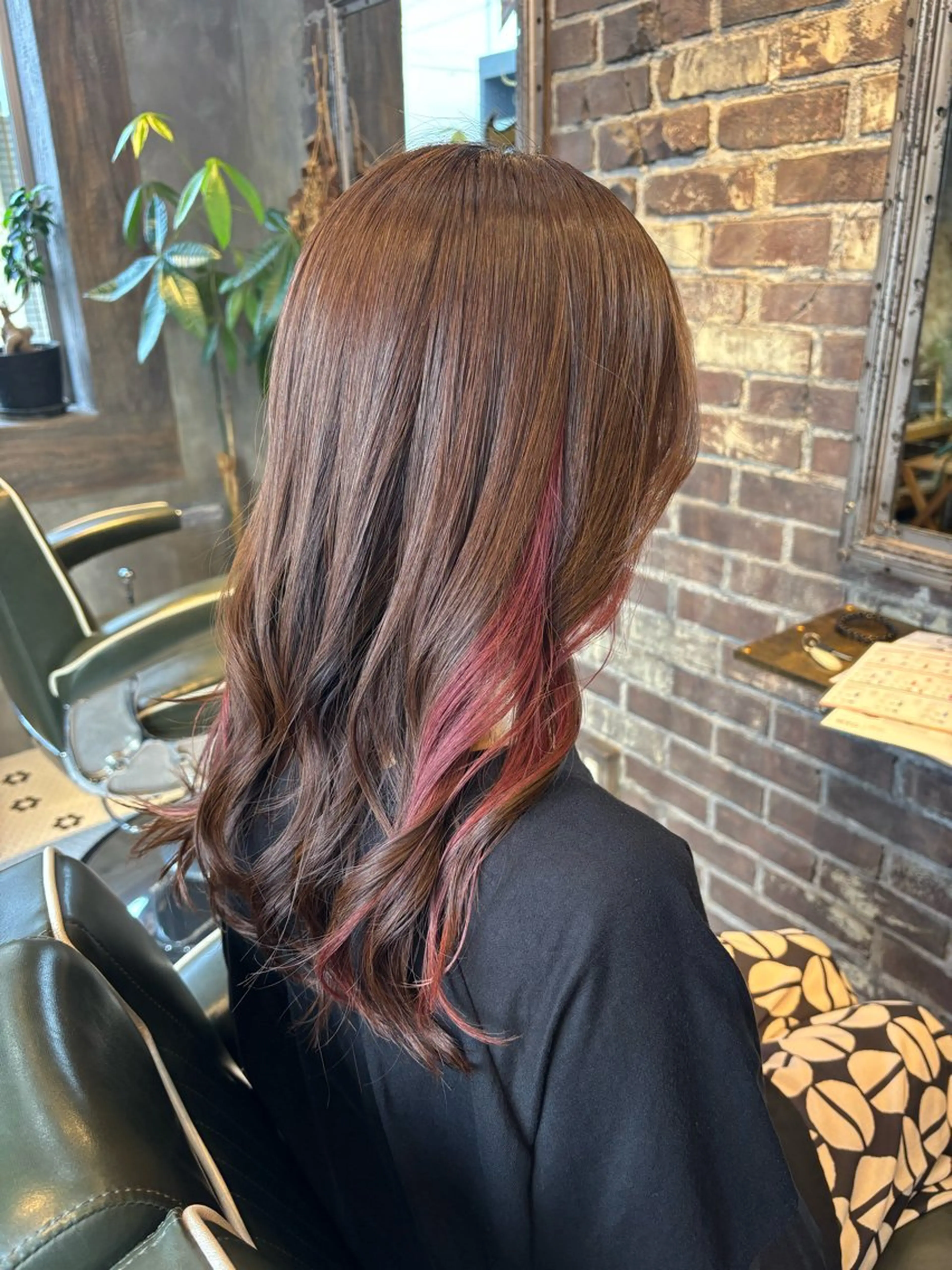 セミロング カラー カシス デザインカラー イヤリングカラー インナーカラー ピンクカラー The hair D.Log所属・田中 綾乃のヘアスタイル