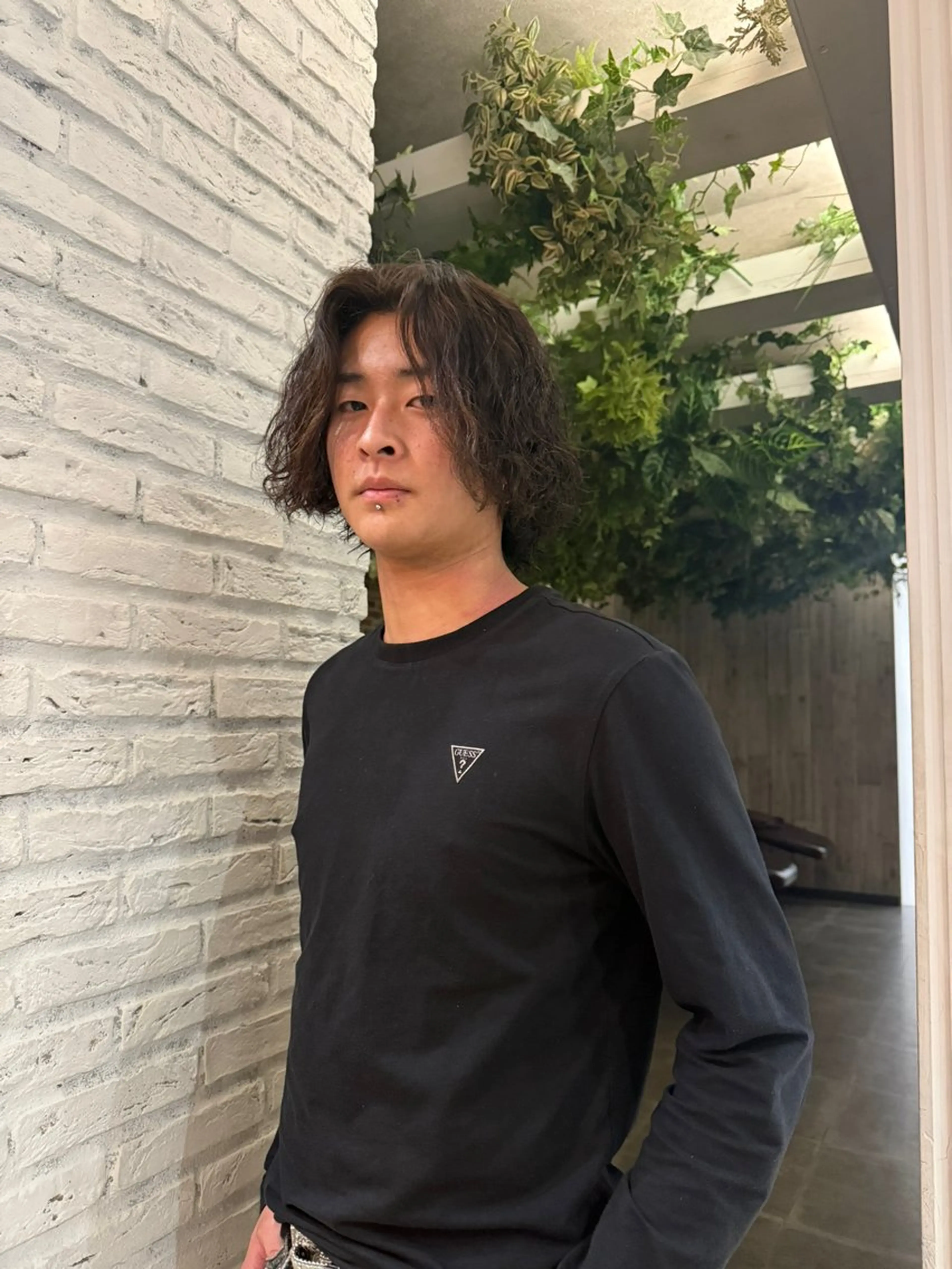 ミディアム カラー メンズ ミディアムパーマ メンズパーマ ブラウンカラー ヘアカラー 藤原暖 ／カラーモデル募集のヘアスタイル
