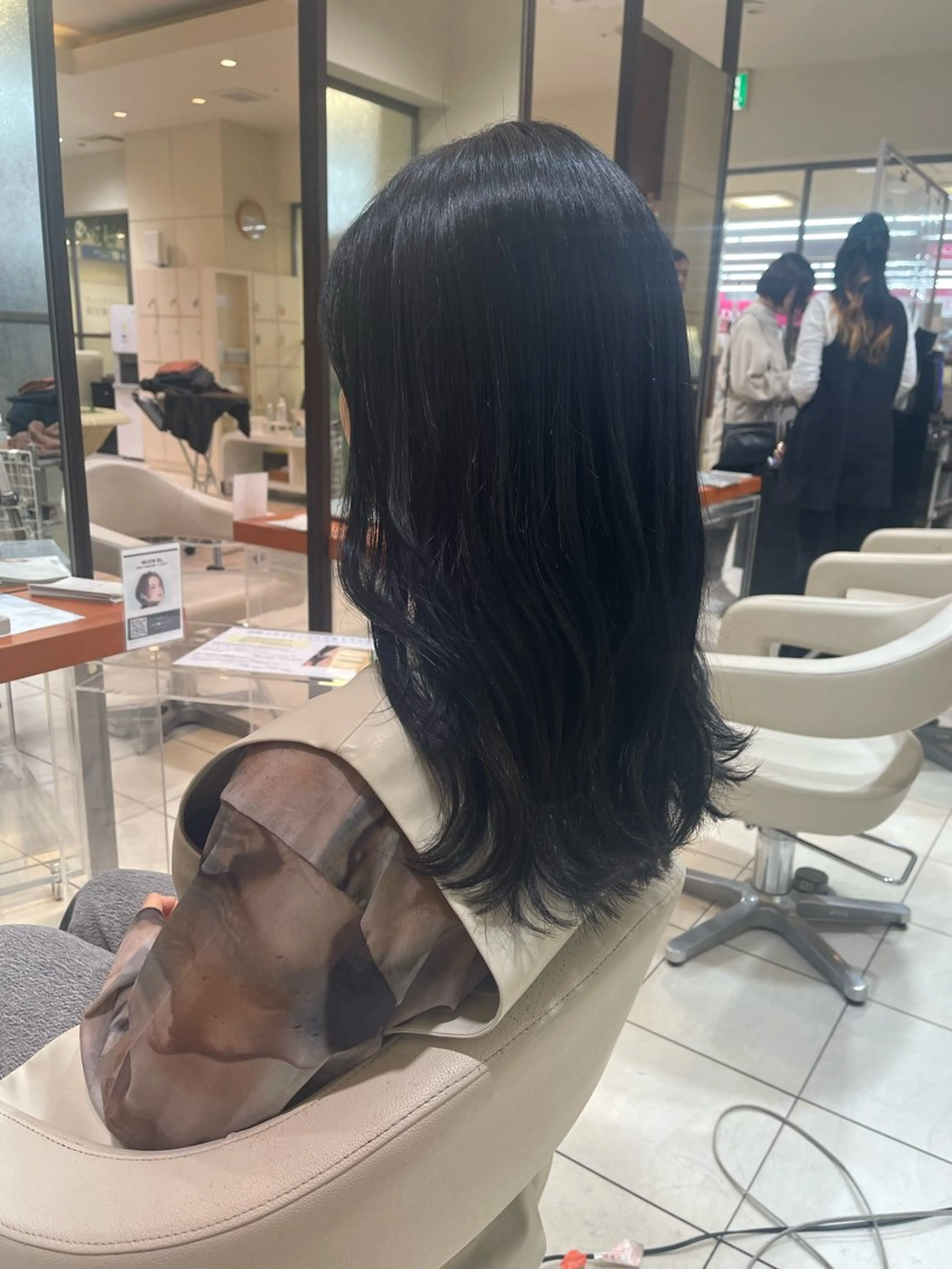 セミロング カラー 黒髪 ブルーカラー ブルーブラック ブラウンカラー カネヒラ リョウスケのヘアスタイル