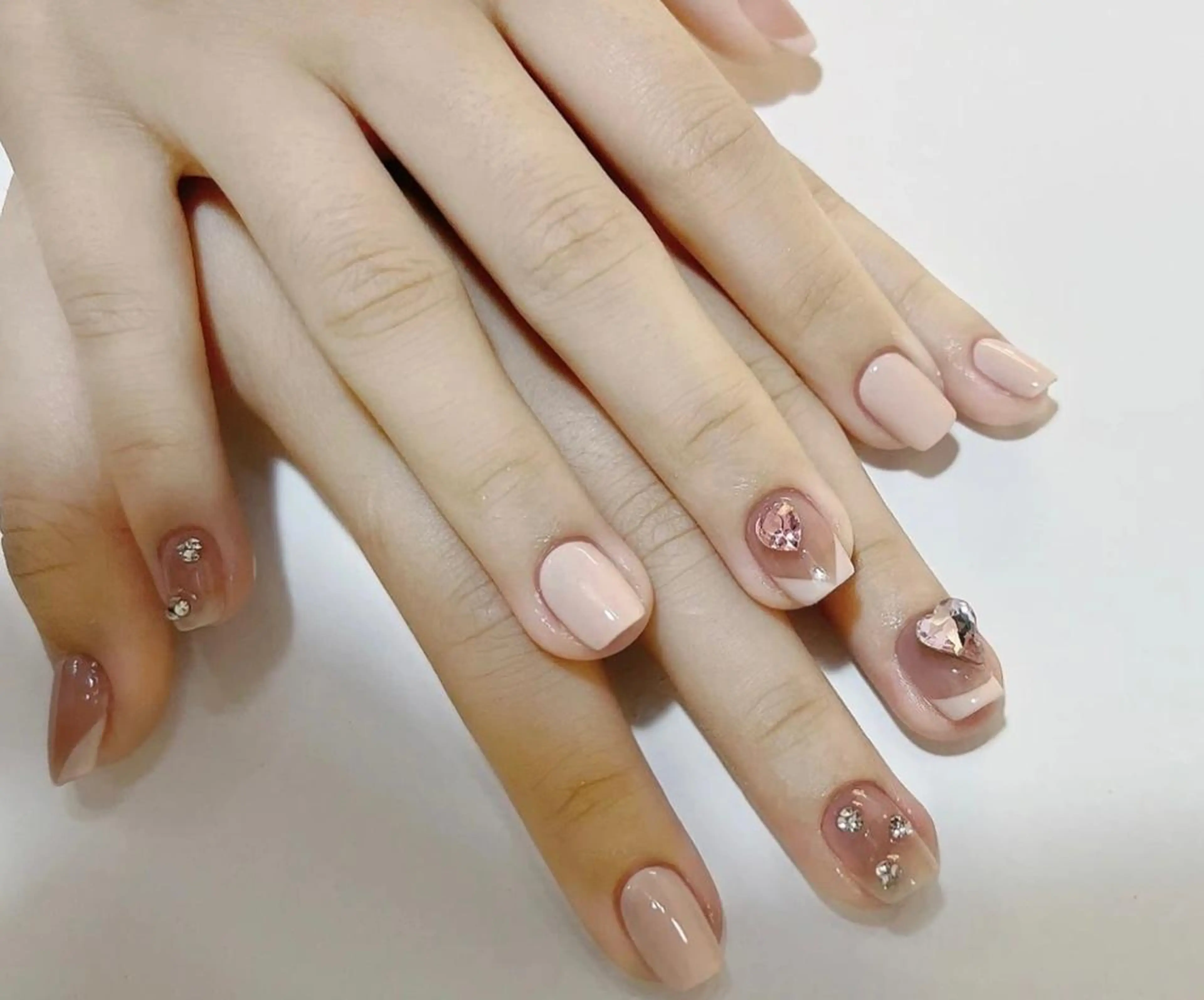 ミディアム カラー パーマ ヘアアレンジ キッズ ネイル マツエク・マツパ アイブロウ ハンドネイル Mona【パラジェル ・長さ出し専門店】のネイルデザイン