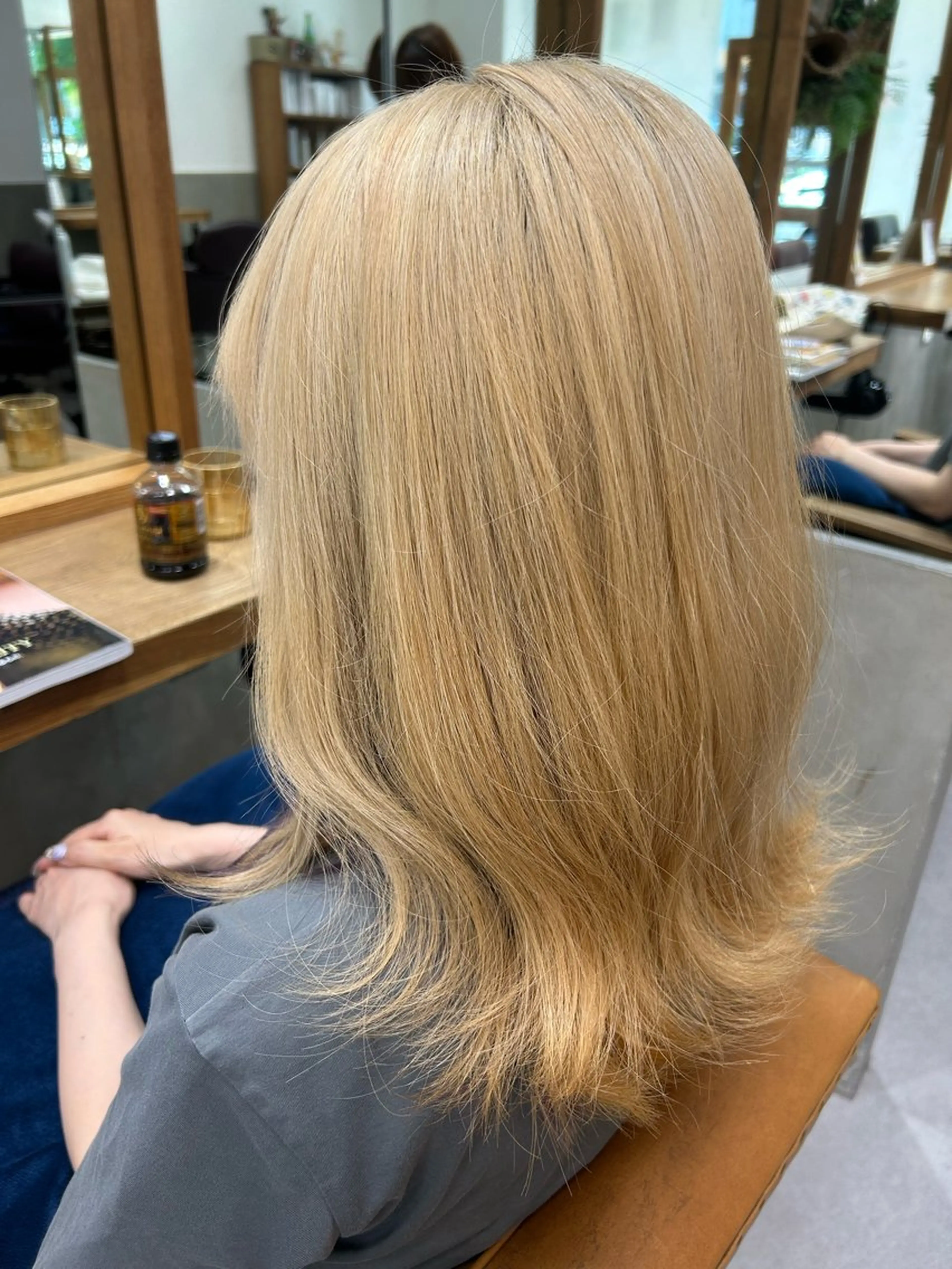 カラー ベージュカラー ブリーチ 透明感カラー ミルクティーベージュ 若狭 彩花のヘアスタイル