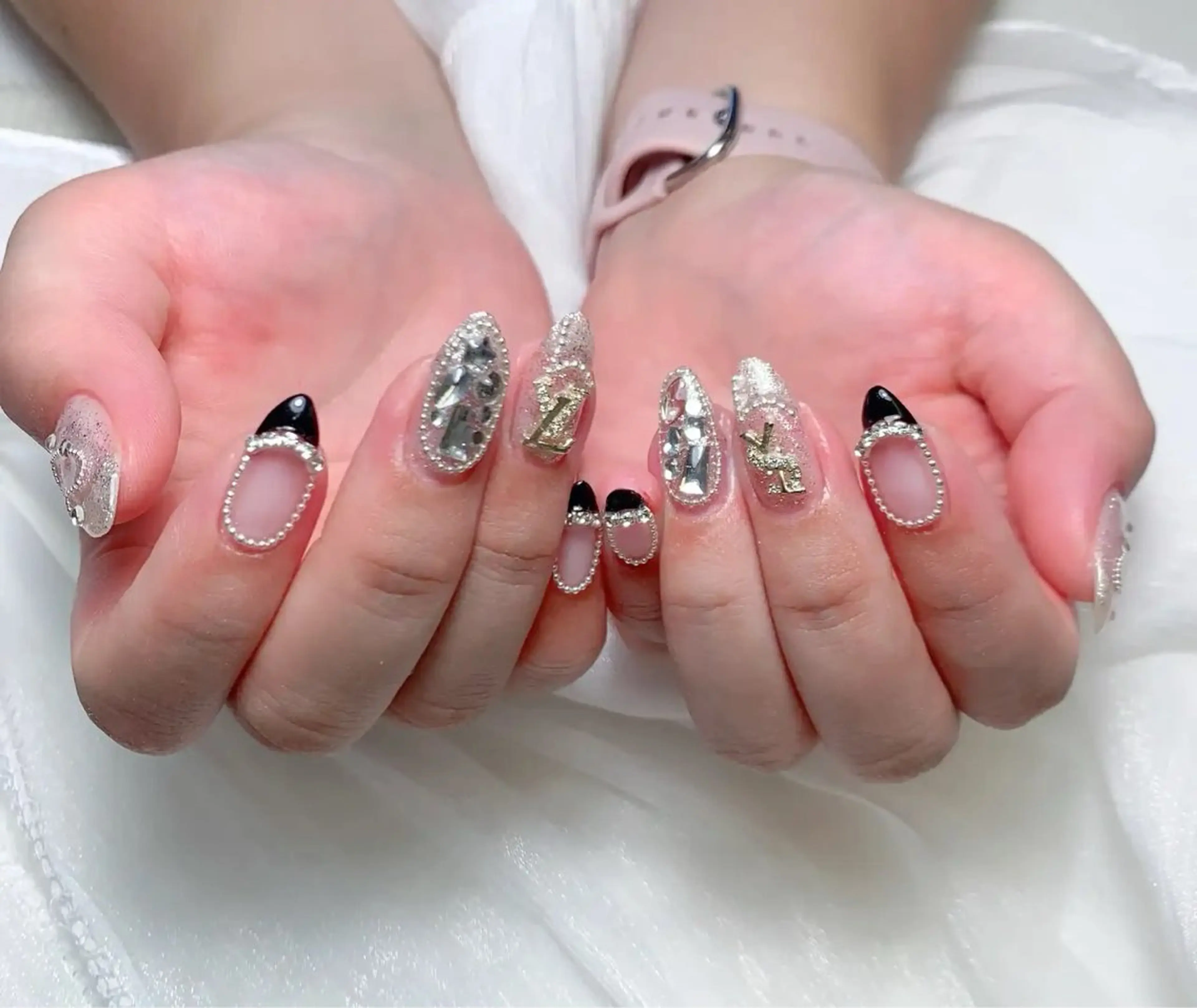 ネイル ストーンネイル salon femmeのネイルデザイン