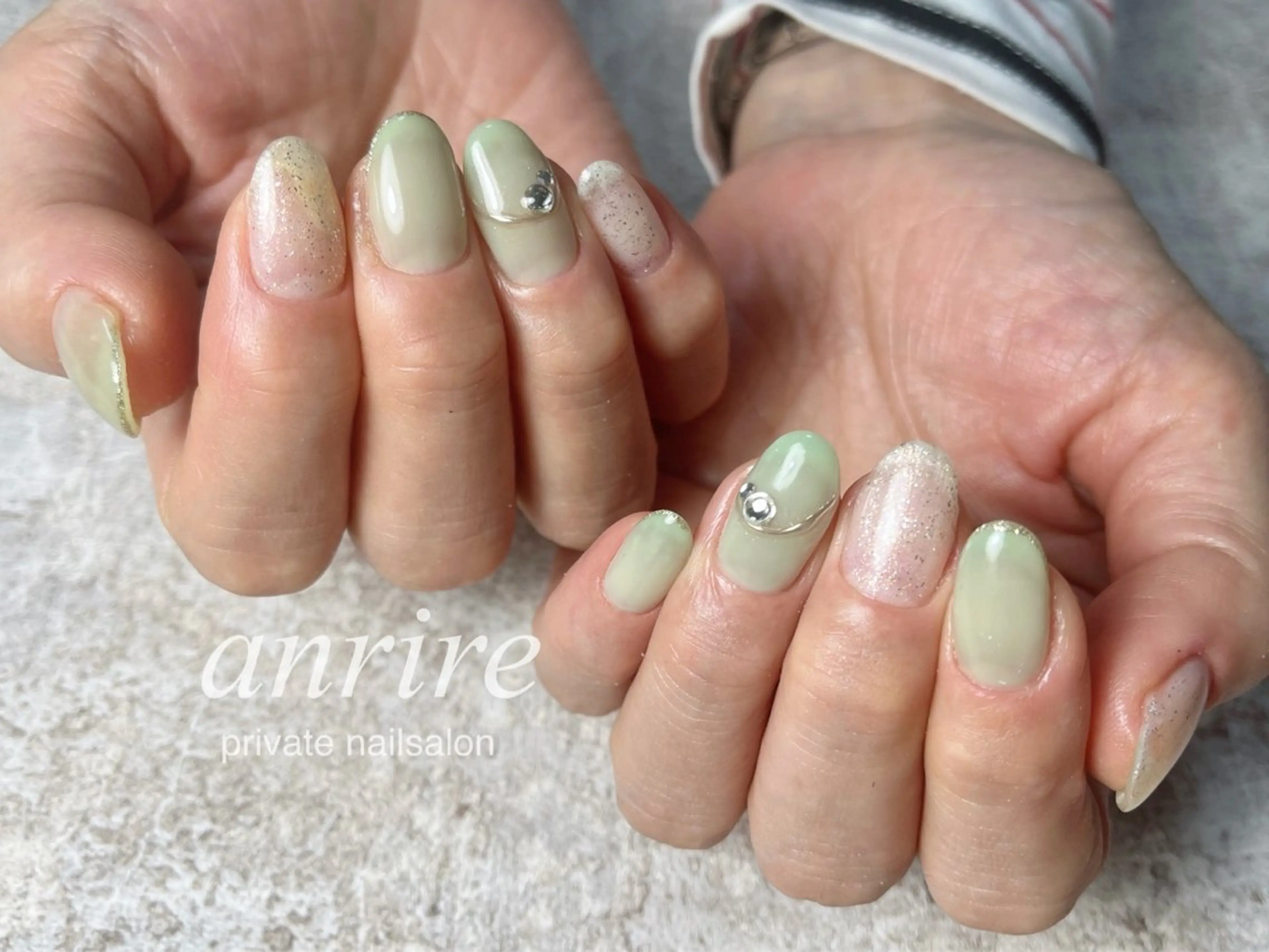 ネイル ジェルネイル グリーン キラキラネイル ミラーネイル パラジェル nailsalon anrireのネイルデザイン