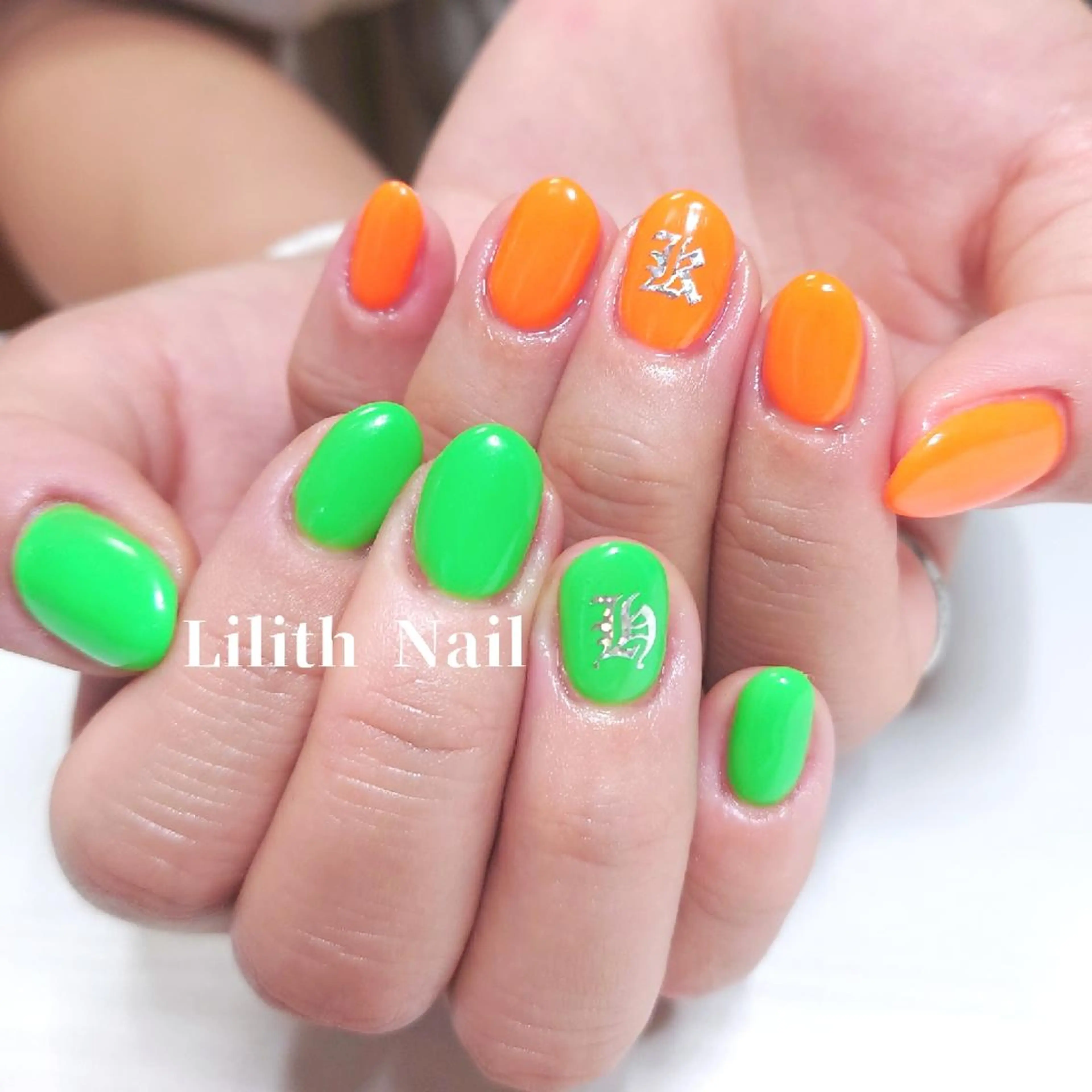 ネイル グリーン 持ち込み ワンカラーネイル オレンジ 夏ネイル ハンドネイル Lilith Nailのネイルデザイン