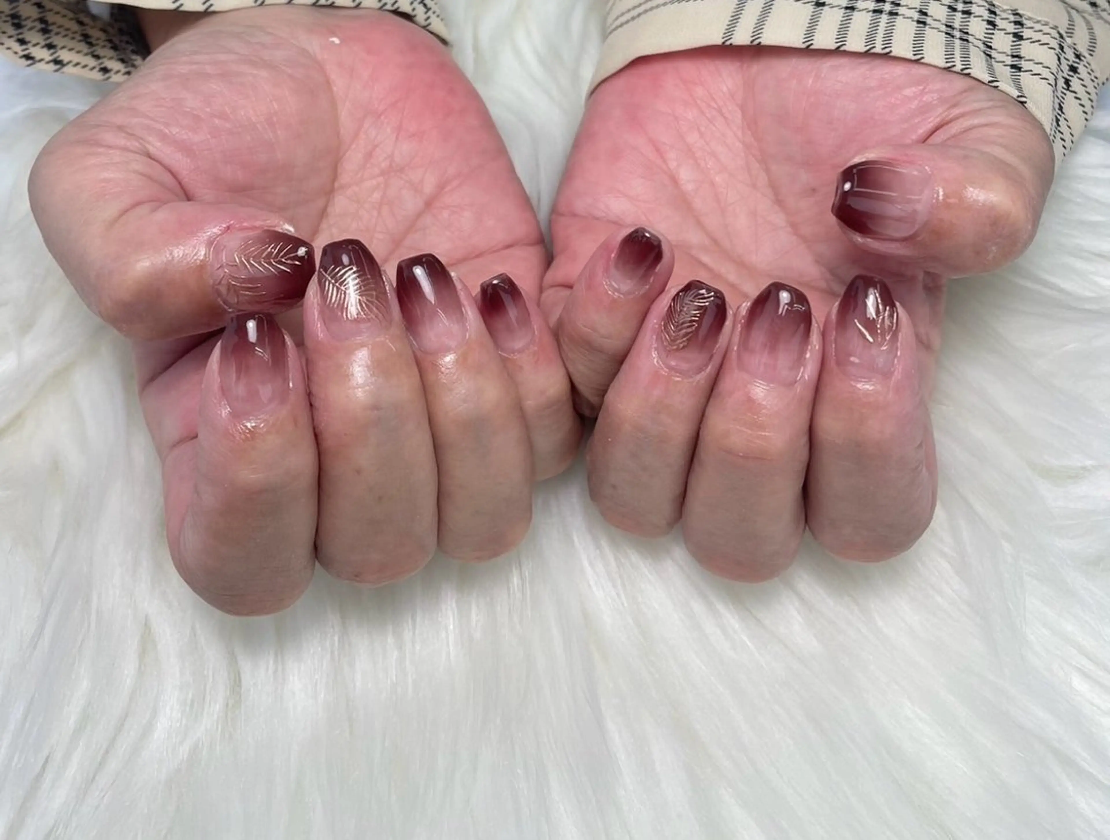 ネイル アートネイル ブラウン グラデーション オフィスネイル シンプルネイル ハンドネイル Queen Stella所属・Quee Stllaのネイルデザイン