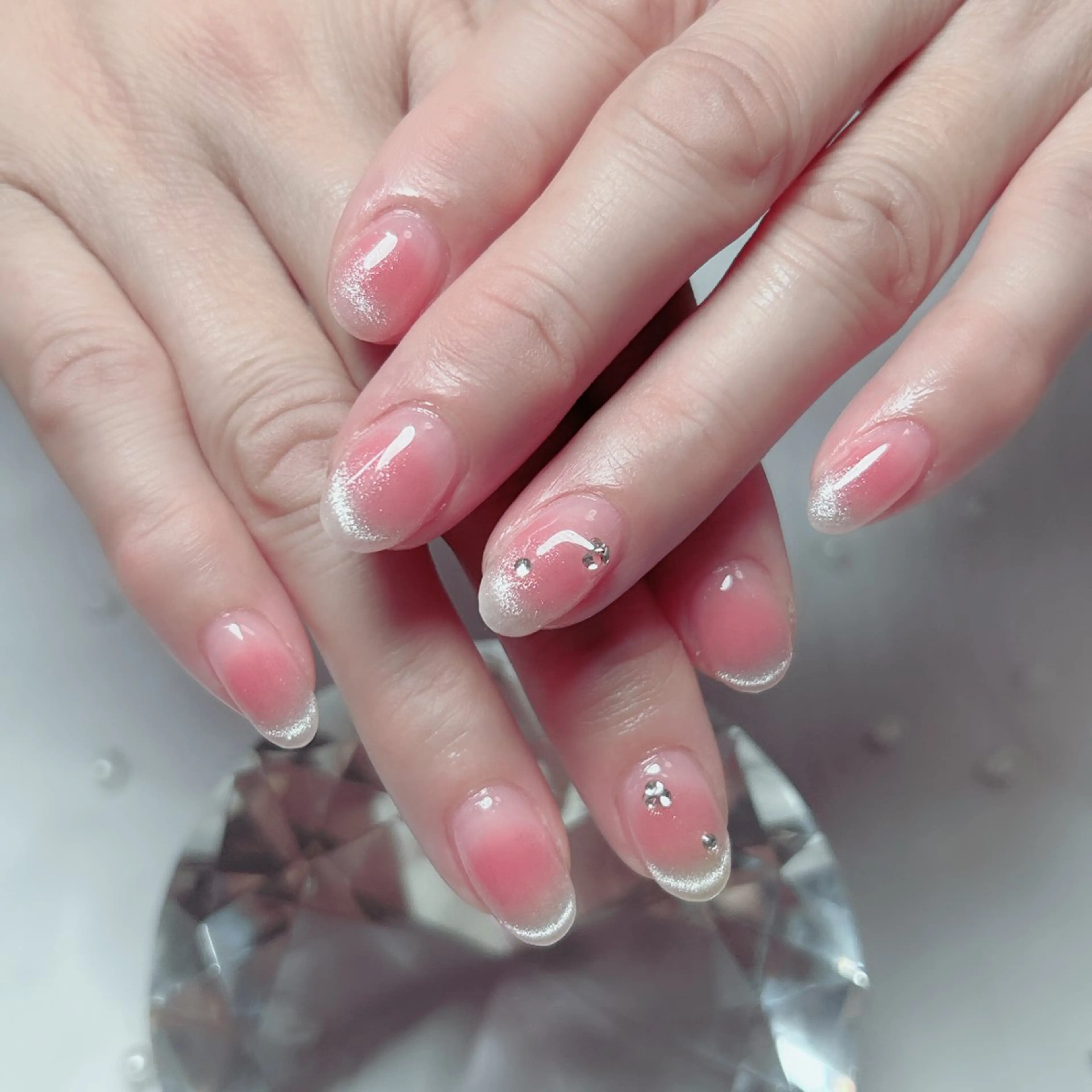 ネイル オーロラネイル フラワーネイル フレンチネイル キラキラネイル ラメ(グリッター) ハンドネイル Cute Tips nailのネイルデザイン