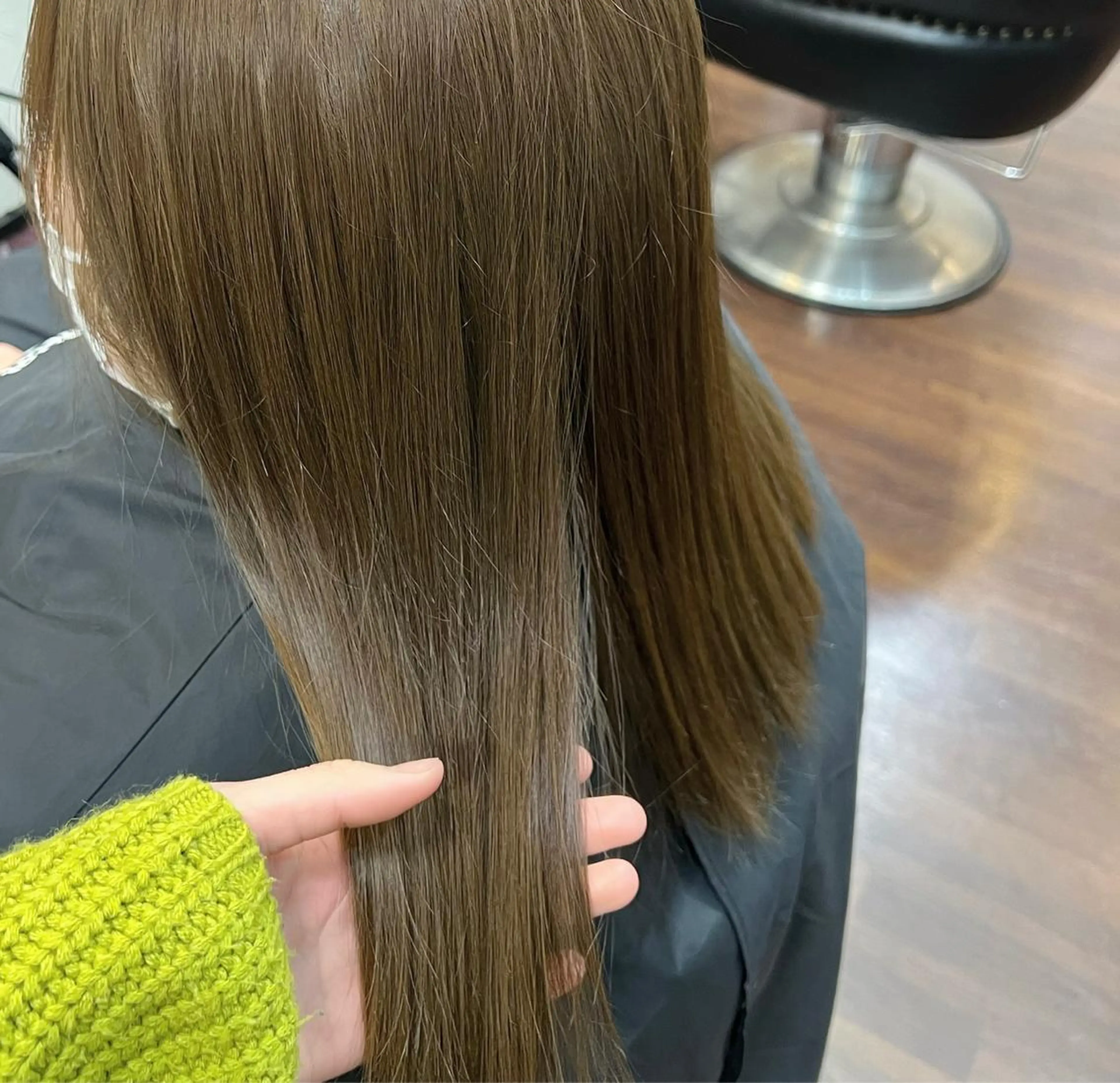 ロング カラー オリーブカラー 松田 紗采のヘアスタイル