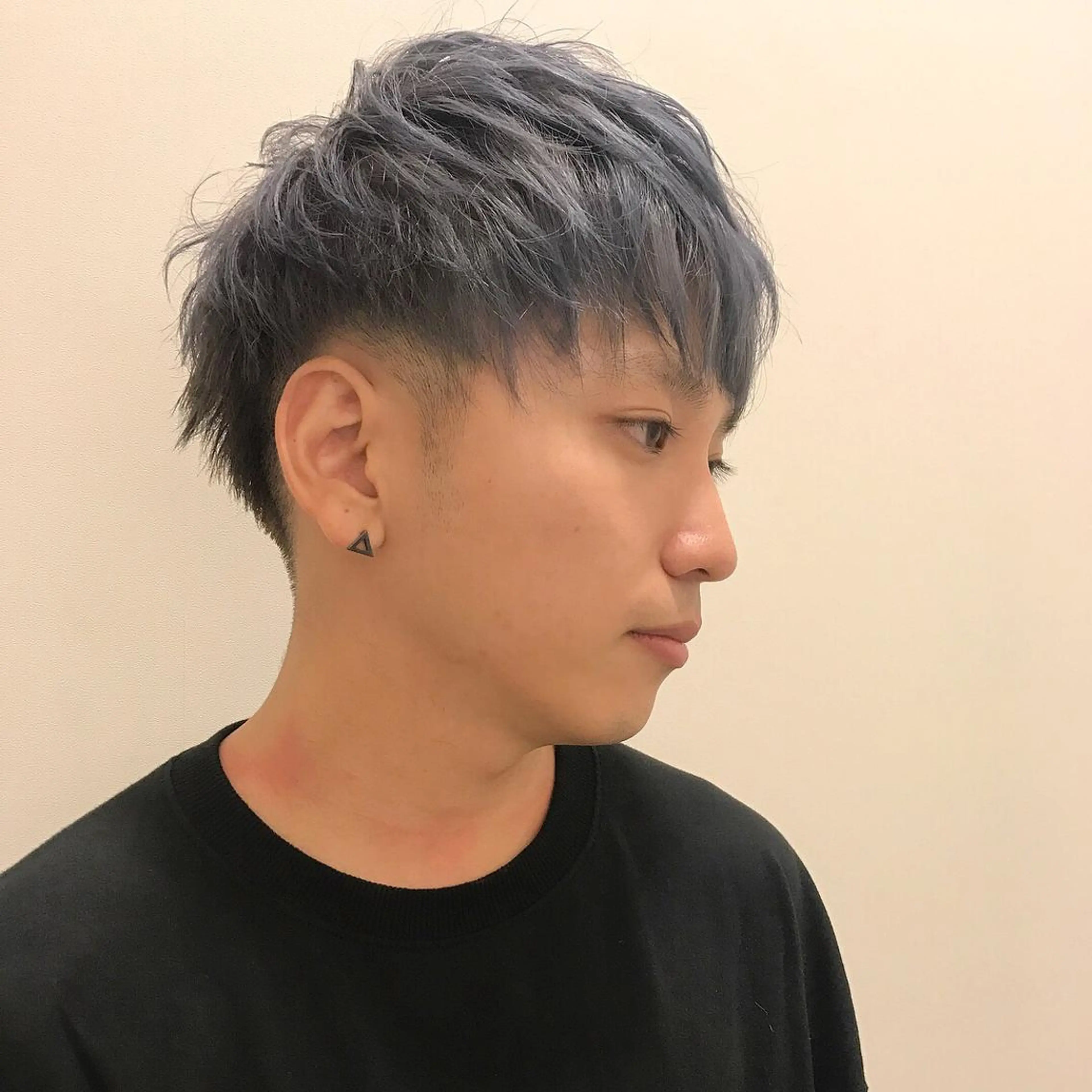 ショート カラー メンズ メンズブリーチ ブリーチ ブルーカラー シルバー カット ヘアカラー 平内 賢人のヘアスタイル
