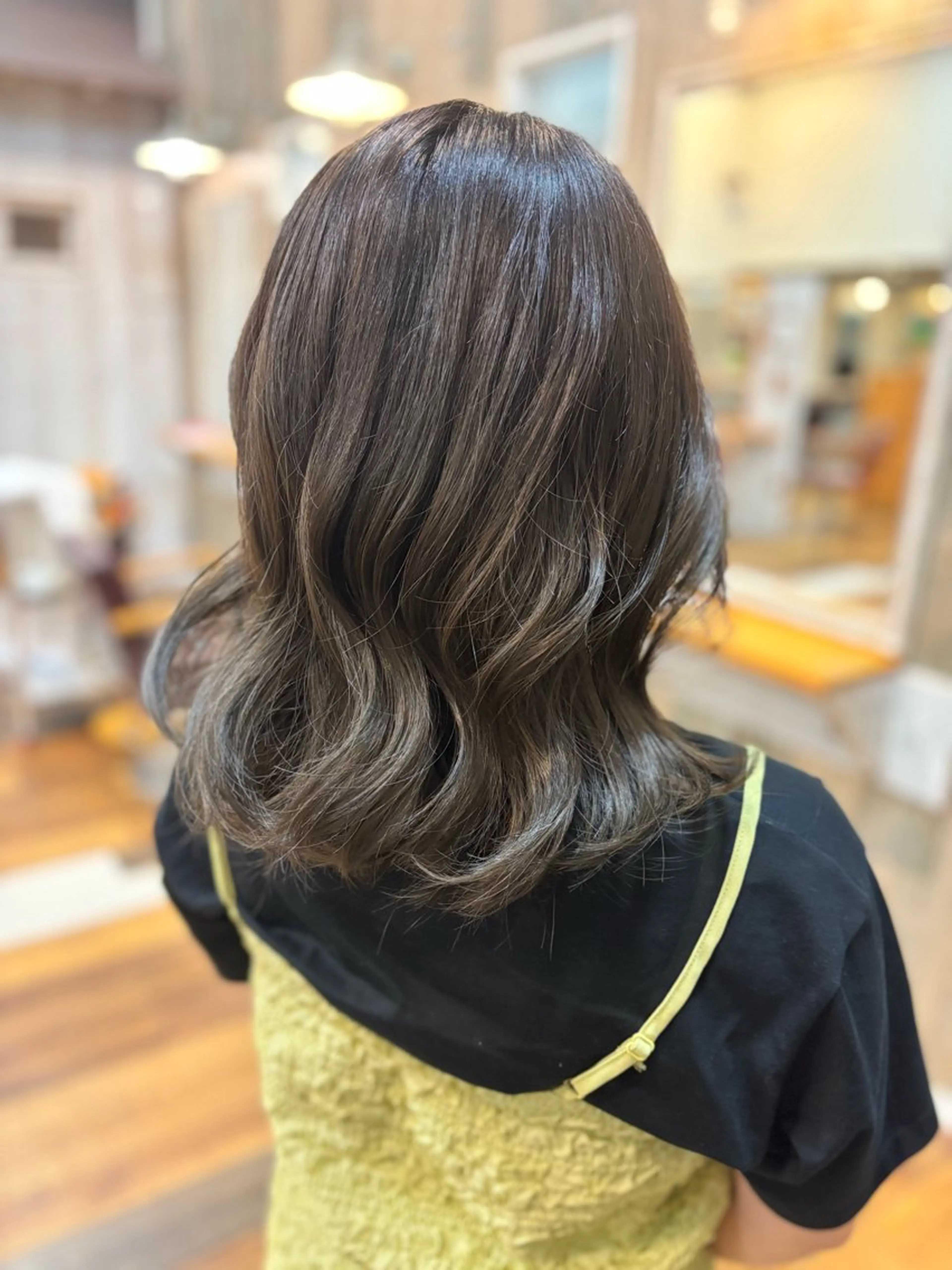 ミディアム カラー オリーブグレー nuttela Aoiのヘアスタイル
