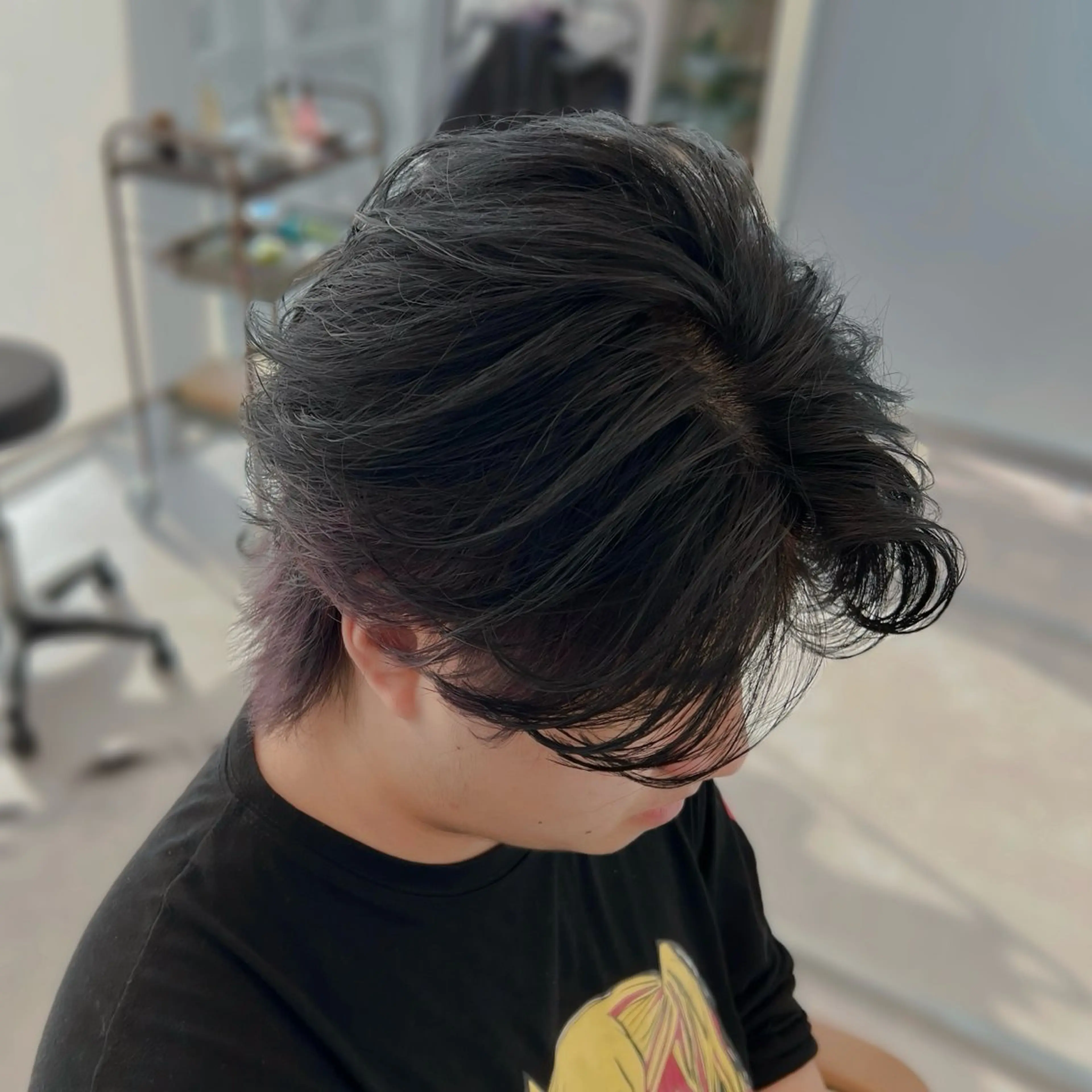 ミディアム カラー メンズ メンズハイトーン メンズウルフカット ハイトーンカラー バイオレットカラー ウルフカット フェザー/ゆるふわ パーマ/鐘ヶ江 航青のヘアスタイル