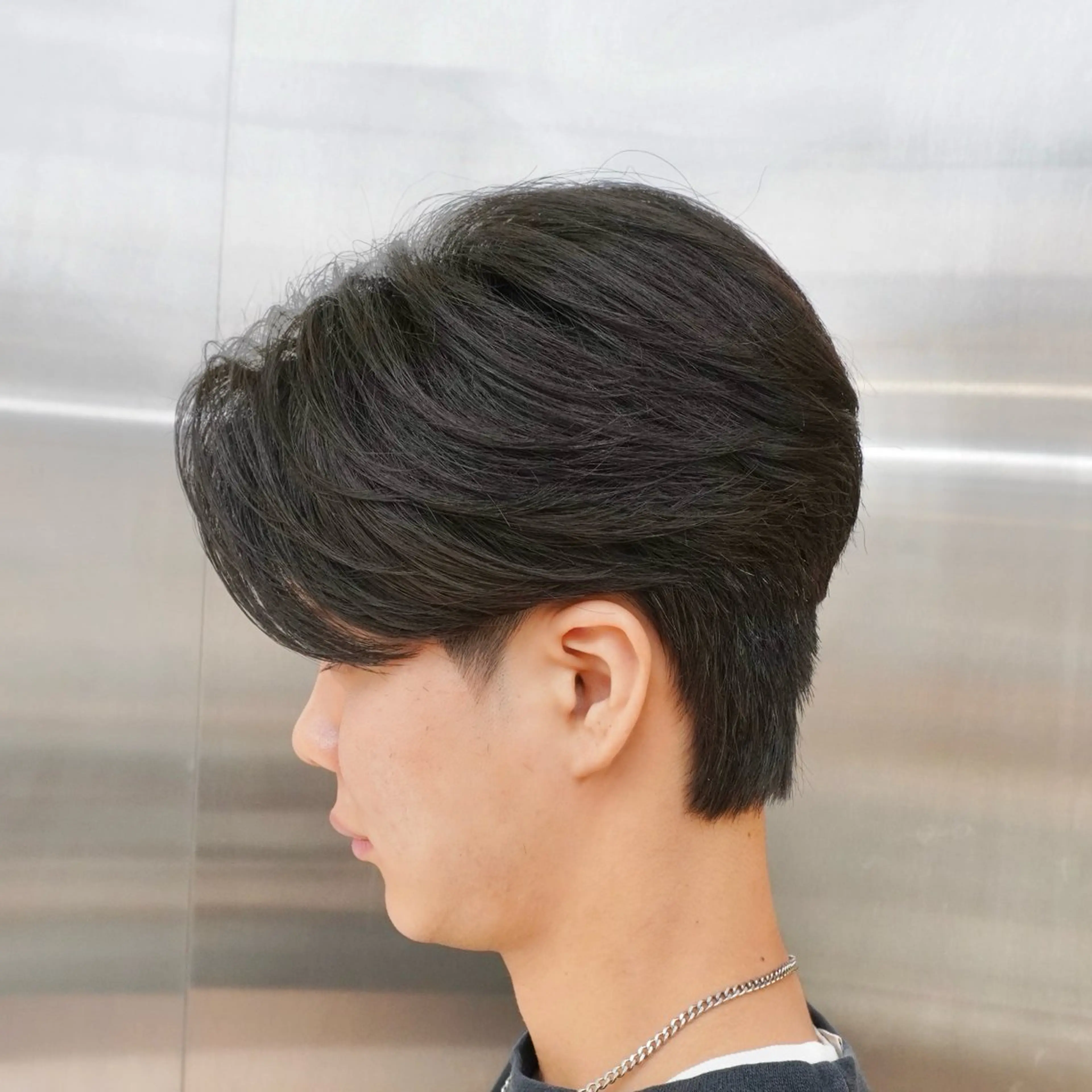 パーマ メンズ メンズブリーチ センターパート フェザーパーマ カルマパーマ メンズパーマ カット パーマ HIKARI メンズ満足度No.1のヘアスタイル