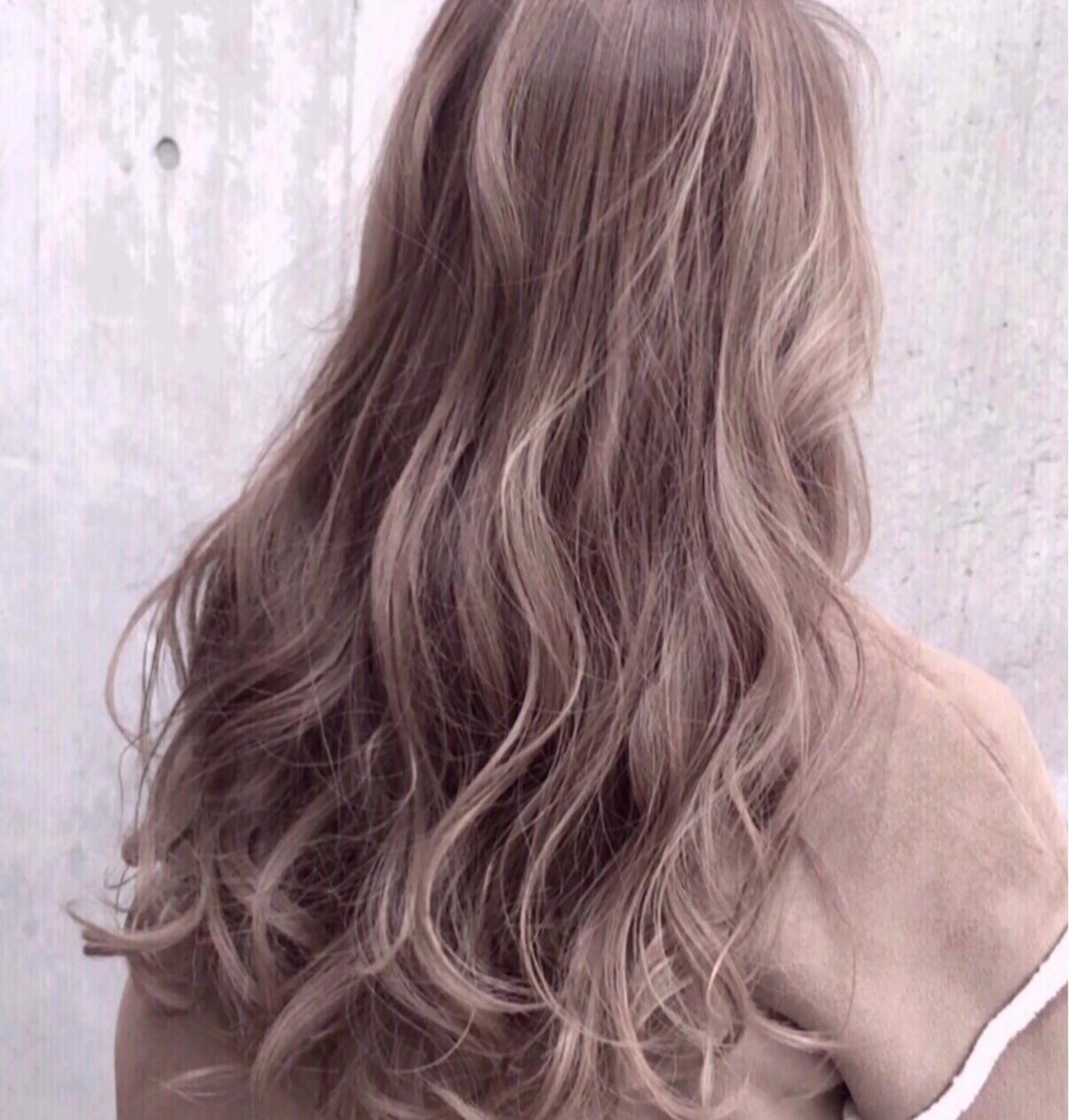 ロング カラー アッシュ ベージュカラー ブルーカラー グレージュ ハイトーンカラー ヘアカラー AKI アキのヘアスタイル
