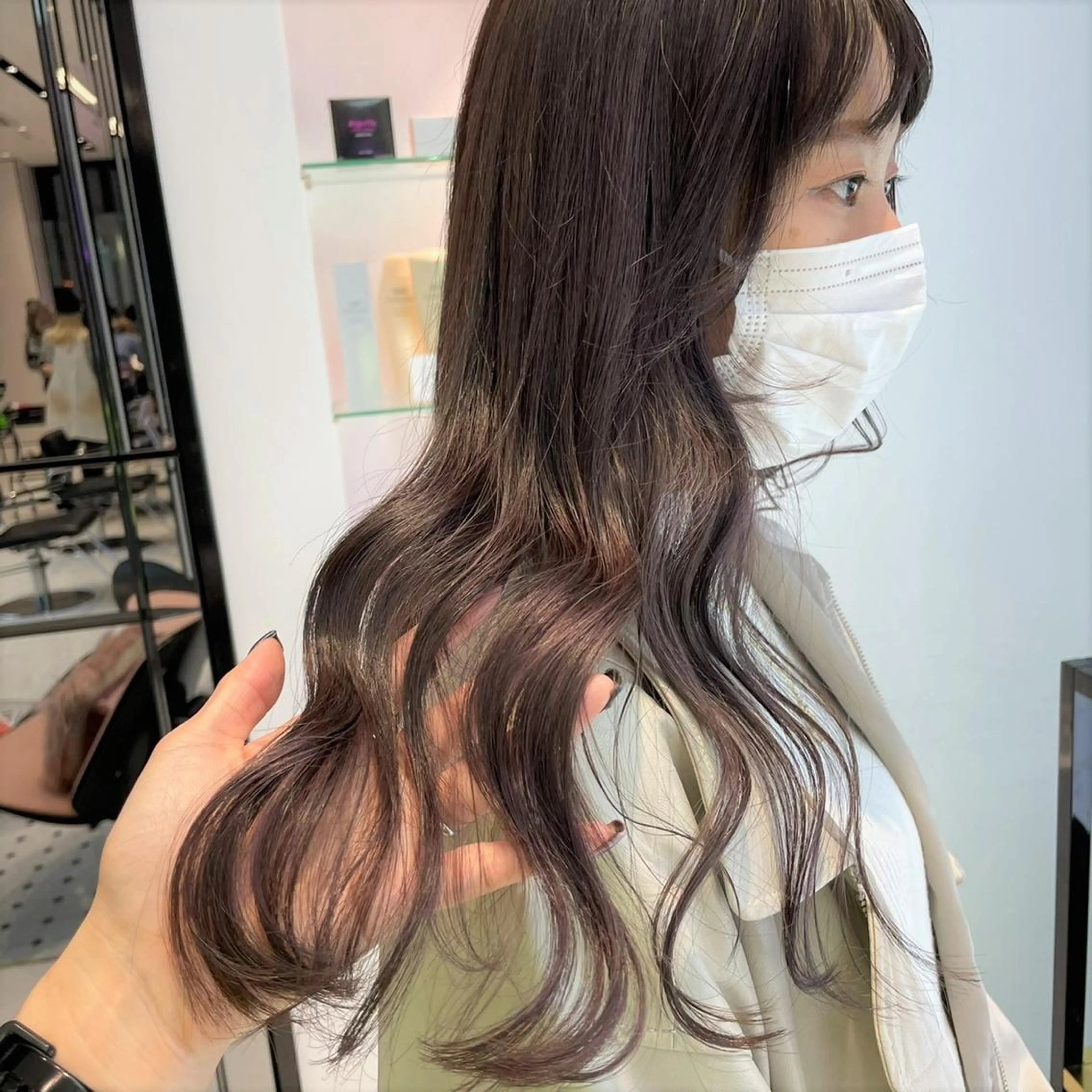 ロング カラー ベージュカラー 透明感カラー ハイライトカラー ラベンダーカラー ラベンダーベージュ カット ヘアカラー 相川 愛実のヘアスタイル