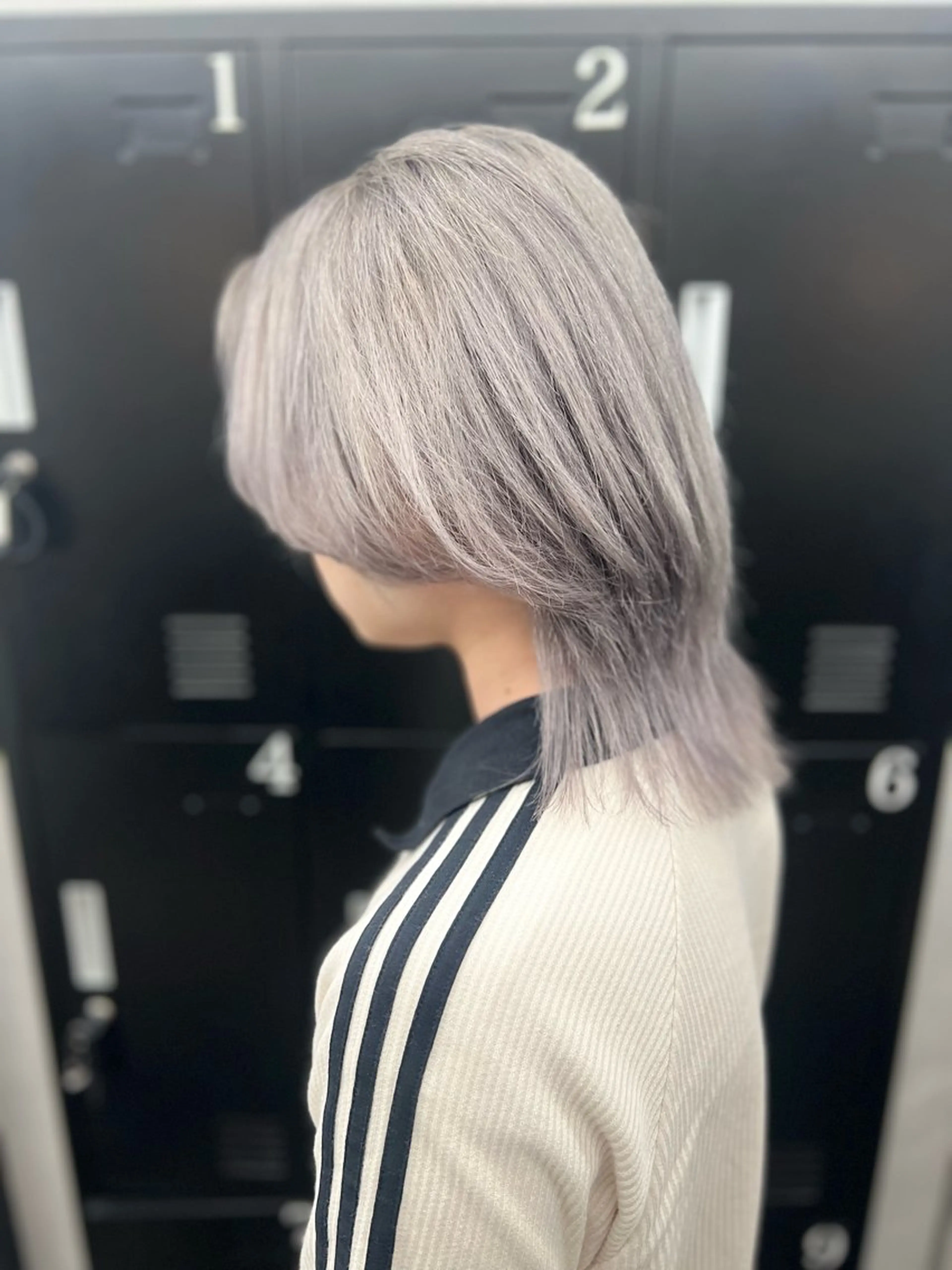 ミディアム カラー メンズ メンズウルフカット シルバー ホワイトシルバー ウルフカット カット ヘアカラー 透明感カラー特化🫧 ADLLA.栗原🦋のヘアスタイル