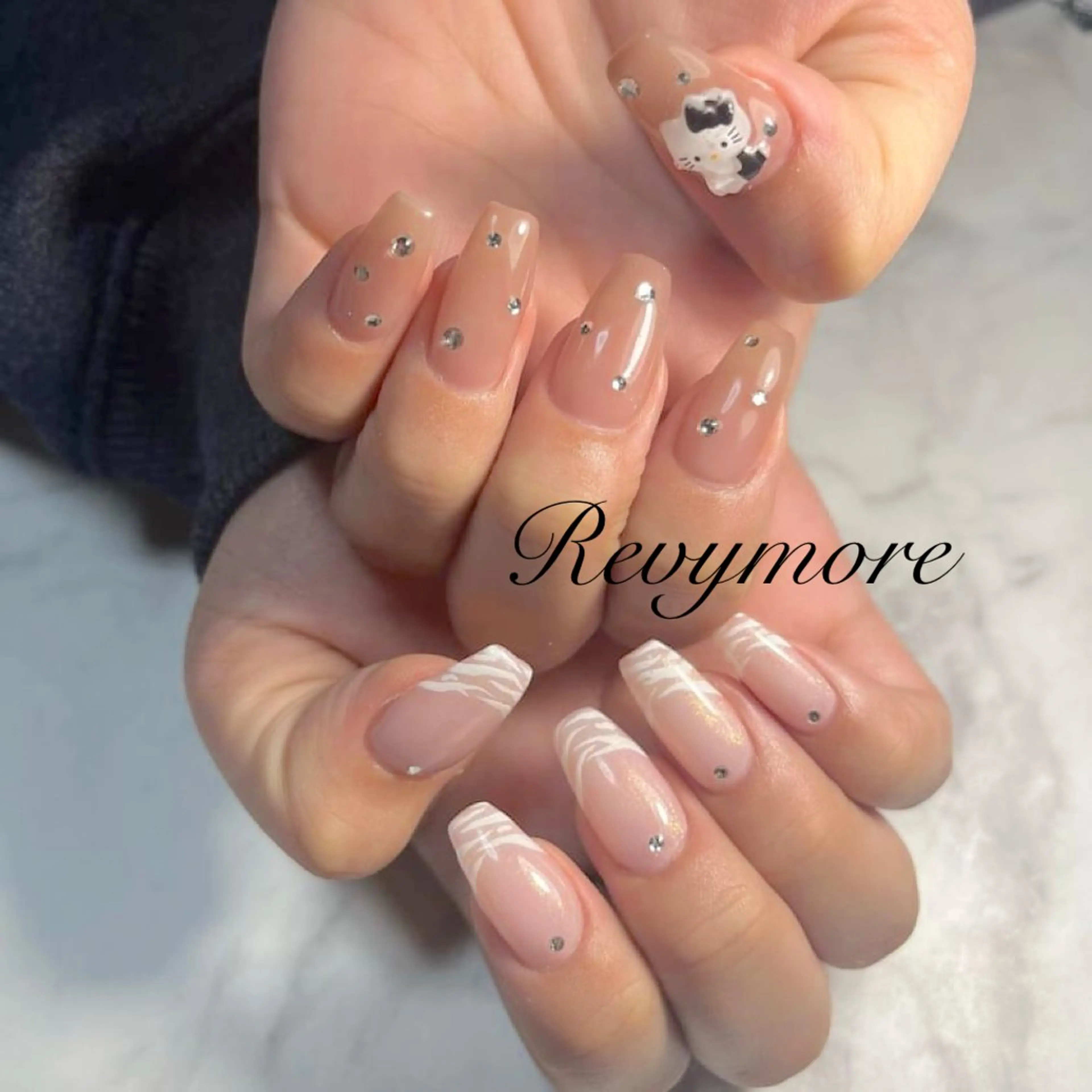 ネイル アニマル柄 フレンチネイル ジェルネイル キラキラネイル 韓国ネイル nail salon Revymoreのネイルデザイン