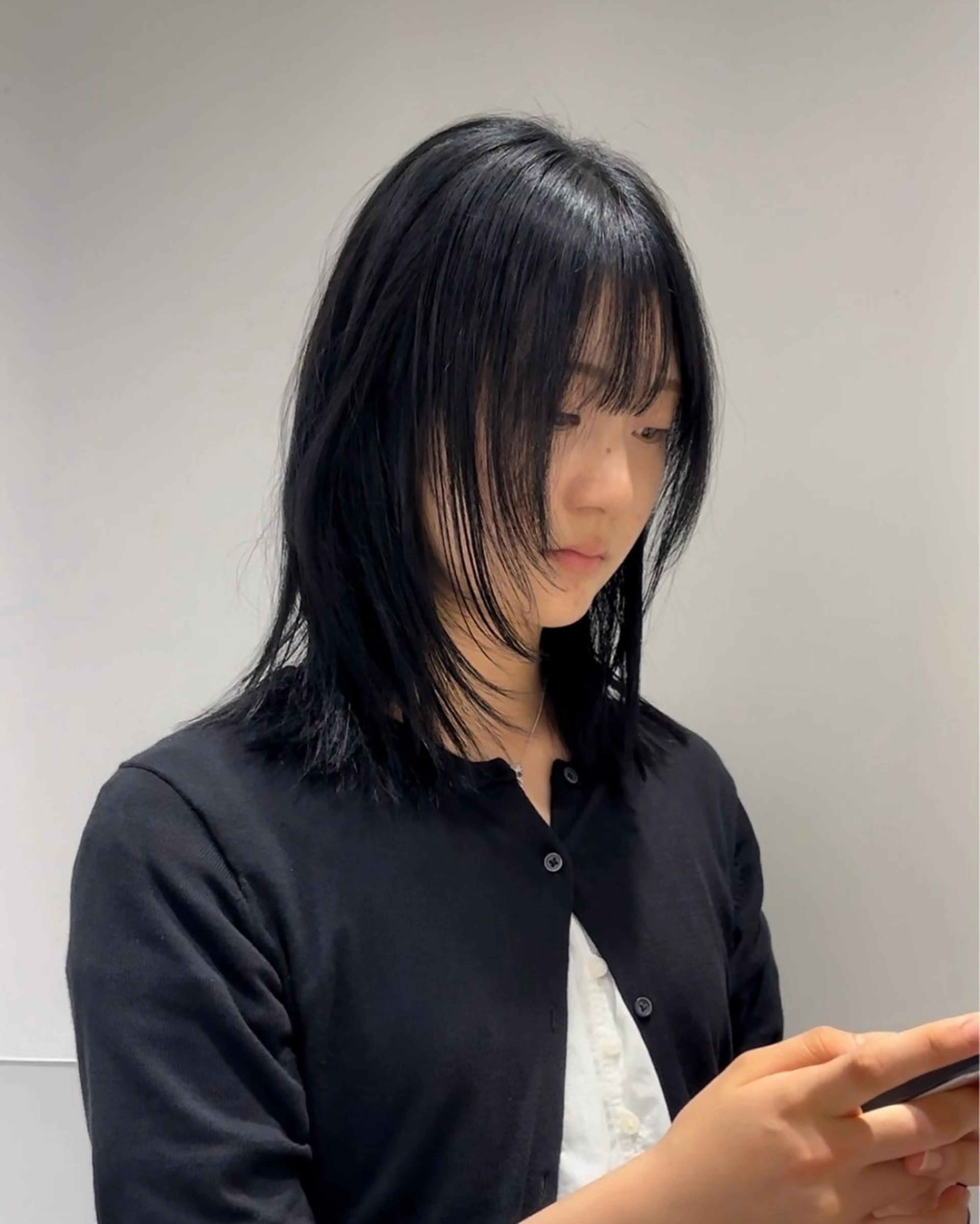 ミディアム カラー パーマ ヘアアレンジ メンズ 切りっぱなしボブ メンズ韓国風 ボブ くせ毛 髪質改善 切りっぱなしヘアボブ ミディアムヘアRYOのヘアスタイル