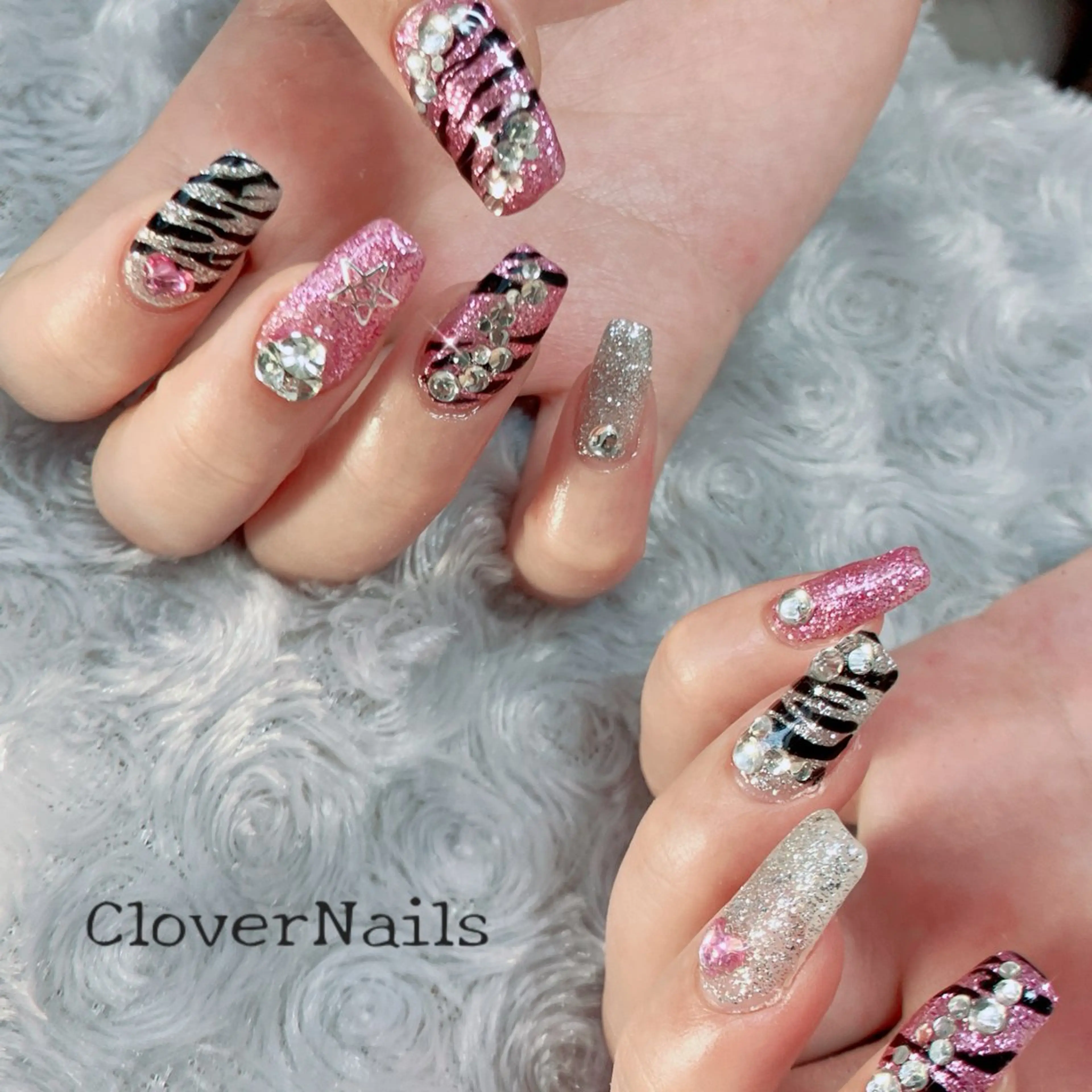 ネイル アニマル柄 ジェルネイル ゴージャス キラキラネイル ロングネイル ハンドネイル 自宅ネイルサロン クロバーネイルのネイルデザイン